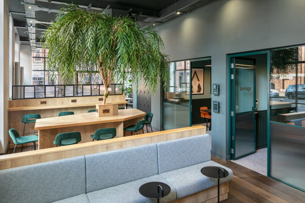Modern coworking space with communal table, ideal for workshops and meetings. - Banner