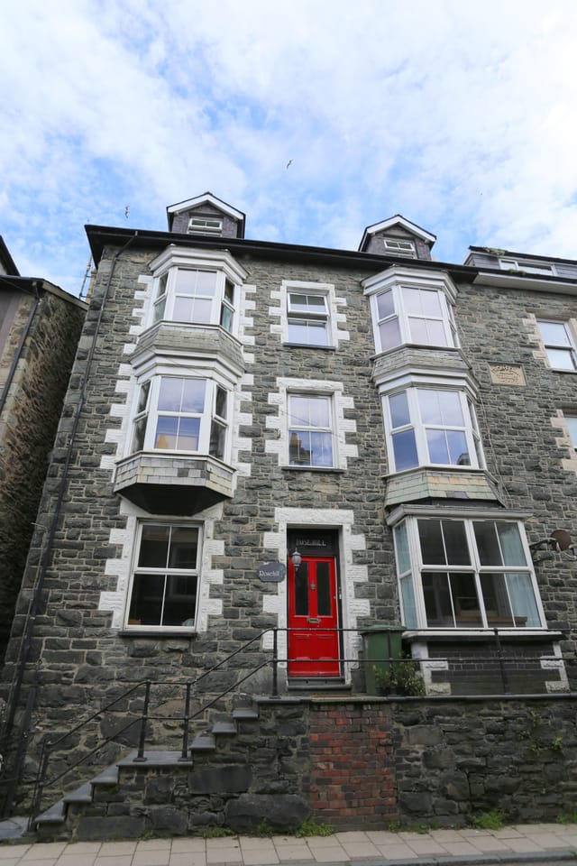 Whole House (Exclusive Use) - sleeps 16 - image