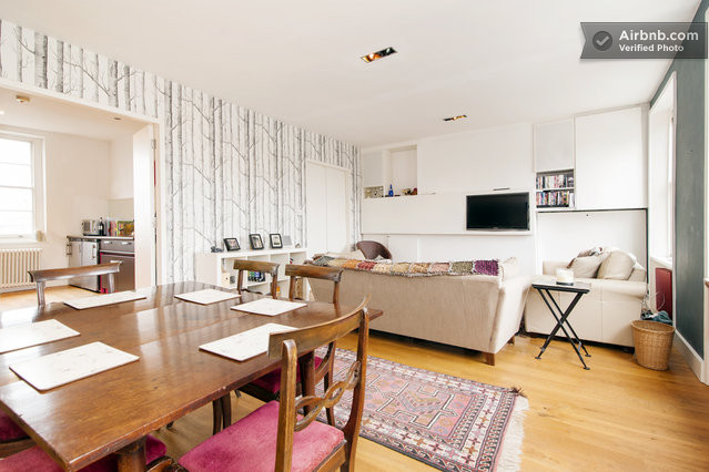 Cozy living space in Will's Studio for intimate meetings and casual gatherings.