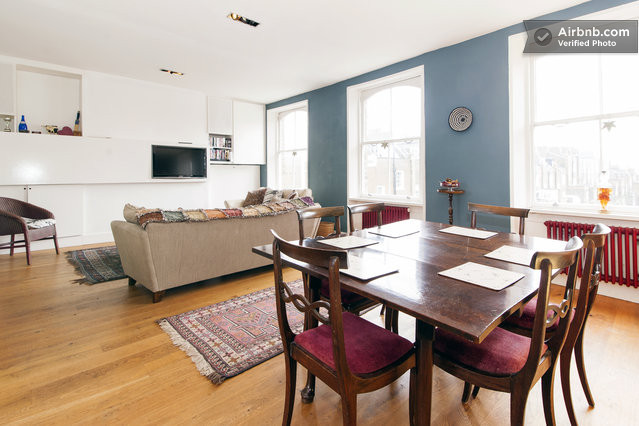 Stylish meeting space with natural light, ideal for brainstorming and networking events.