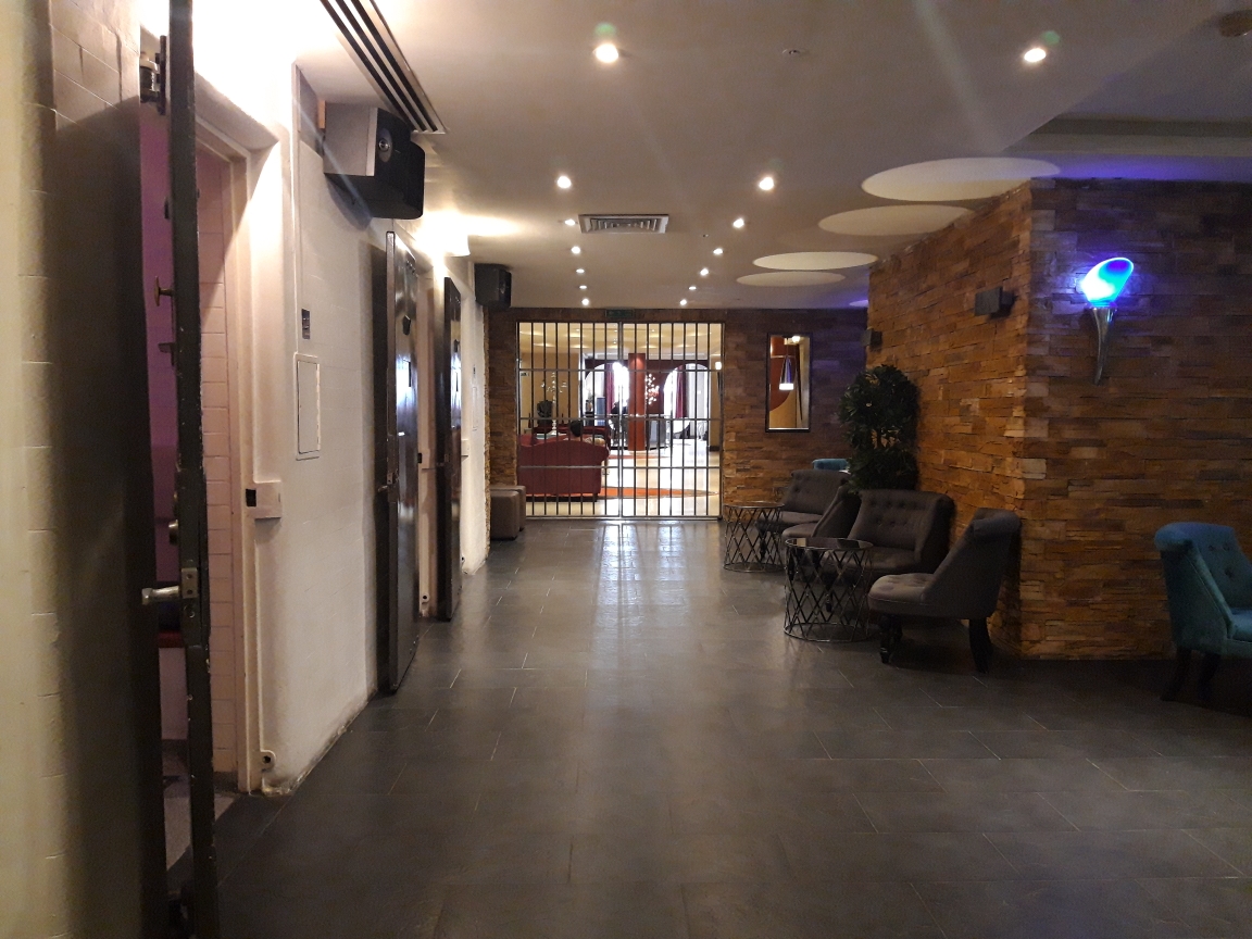 The Bar - p5ekkp0xqyt.jpg