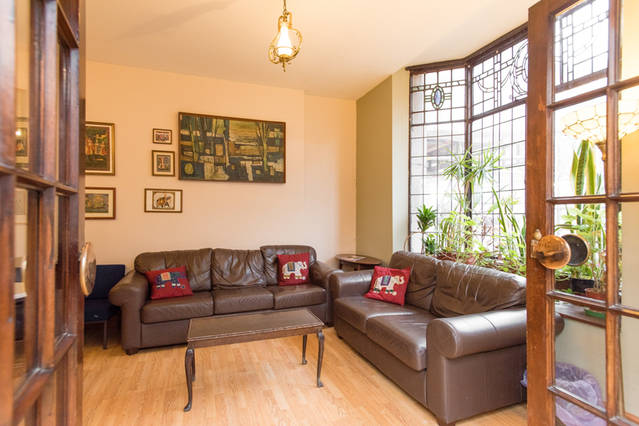 Cozy lounge area in India Club Lounge-Bar, perfect for informal meetings and networking.