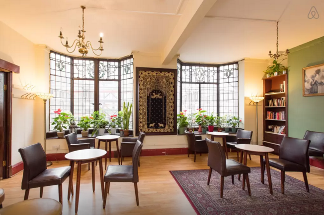 Cozy Lounge-Bar in India with natural light, perfect for workshops and gatherings.