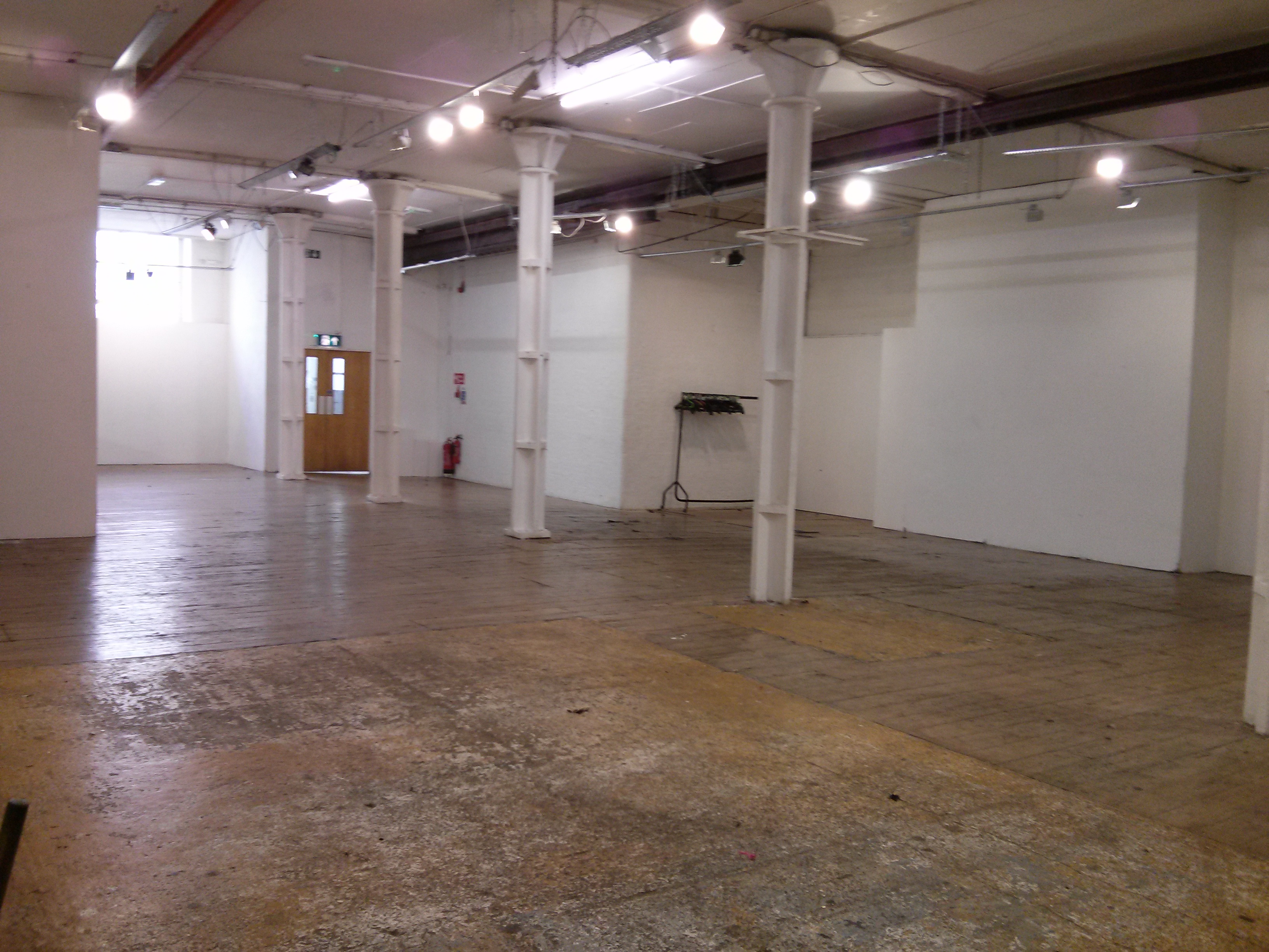 Versatile event space with natural light, ideal for workshops and exhibitions.