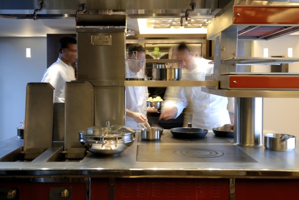 Andaz Studio kitchen, modern design, ideal for exclusive culinary events and live demonstrations.