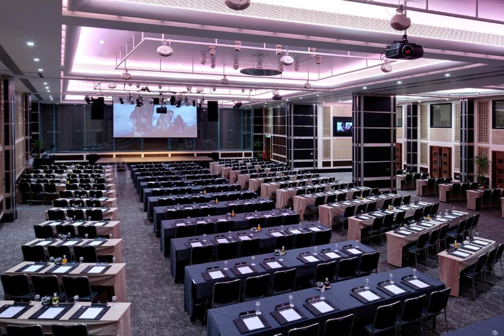 Wren & Shakespeare Suite conference room setup for workshops at Leonardo Royal Hotel London.