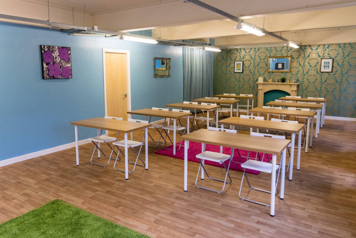 Versatile meeting space with modular tables for workshops and brainstorming sessions.