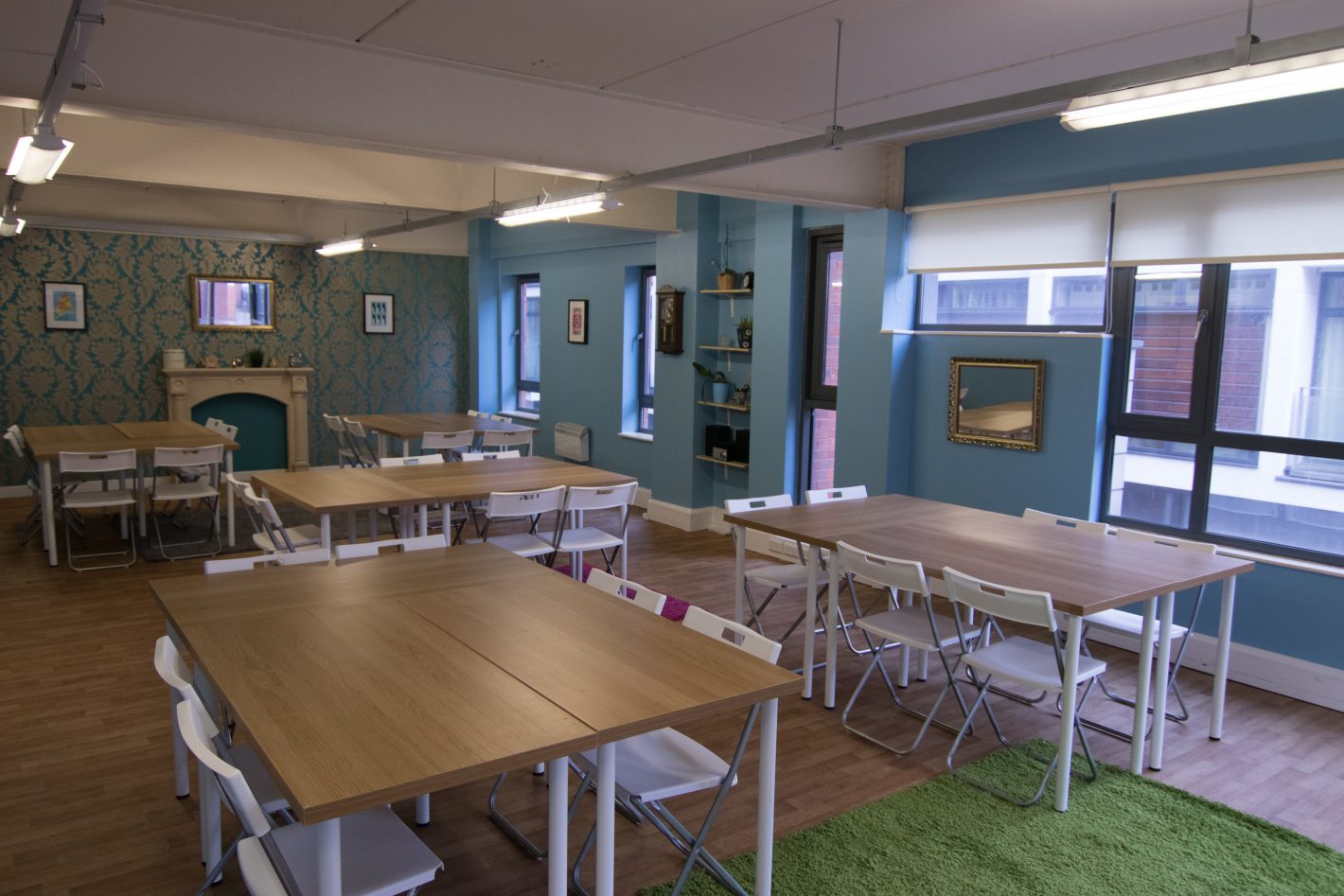 Versatile meeting space with modular tables for workshops and brainstorming sessions.