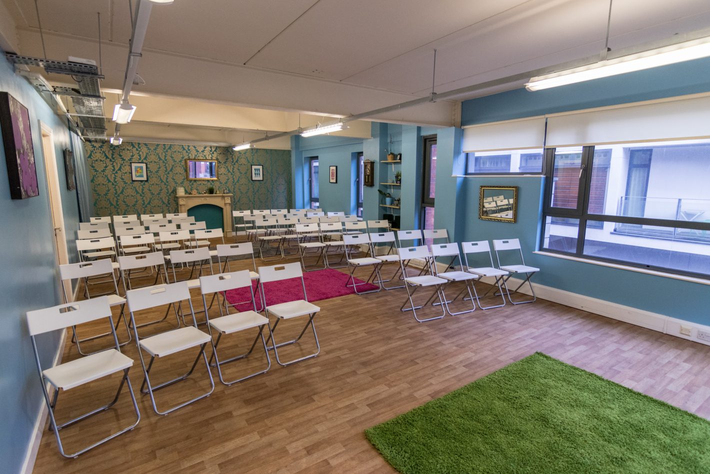 Modern meeting space with white chairs, ideal for workshops and gatherings.
