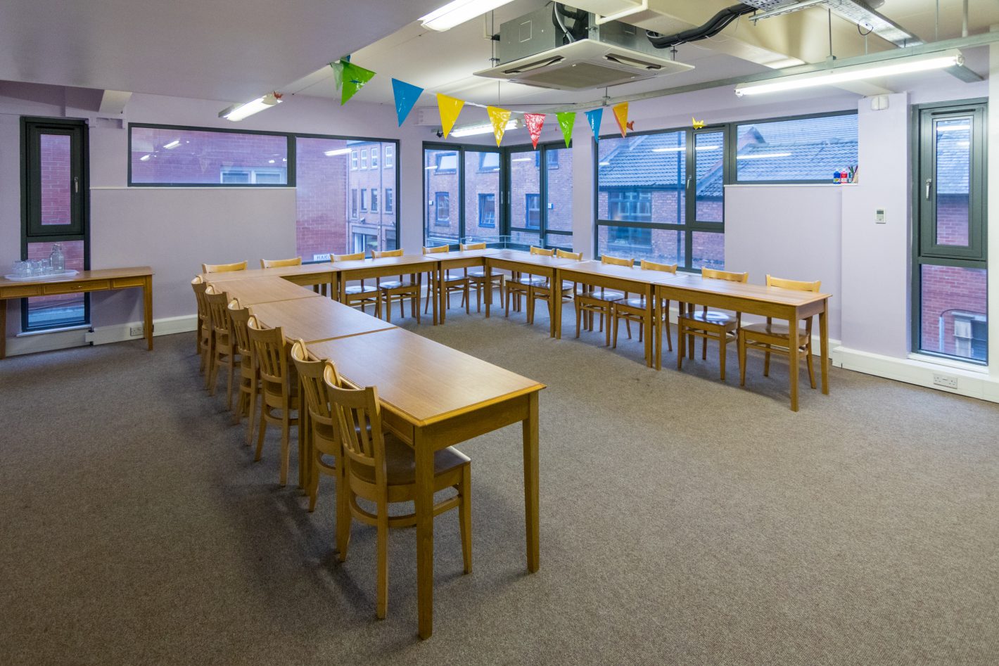 U-shaped meeting space with vibrant decor for workshops and collaborative sessions.