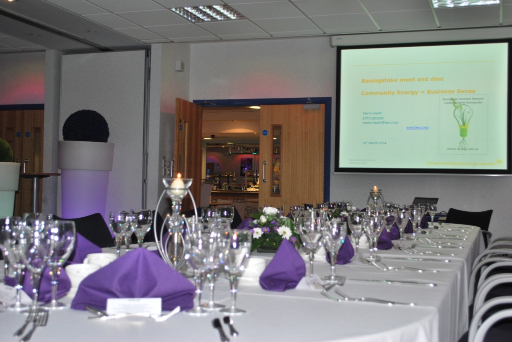Elegant event space with purple napkins, ideal for meetings and presentations.