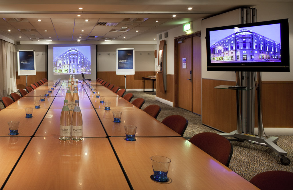 Southwark Suite meeting room in Novotel London, ideal for corporate events and presentations.