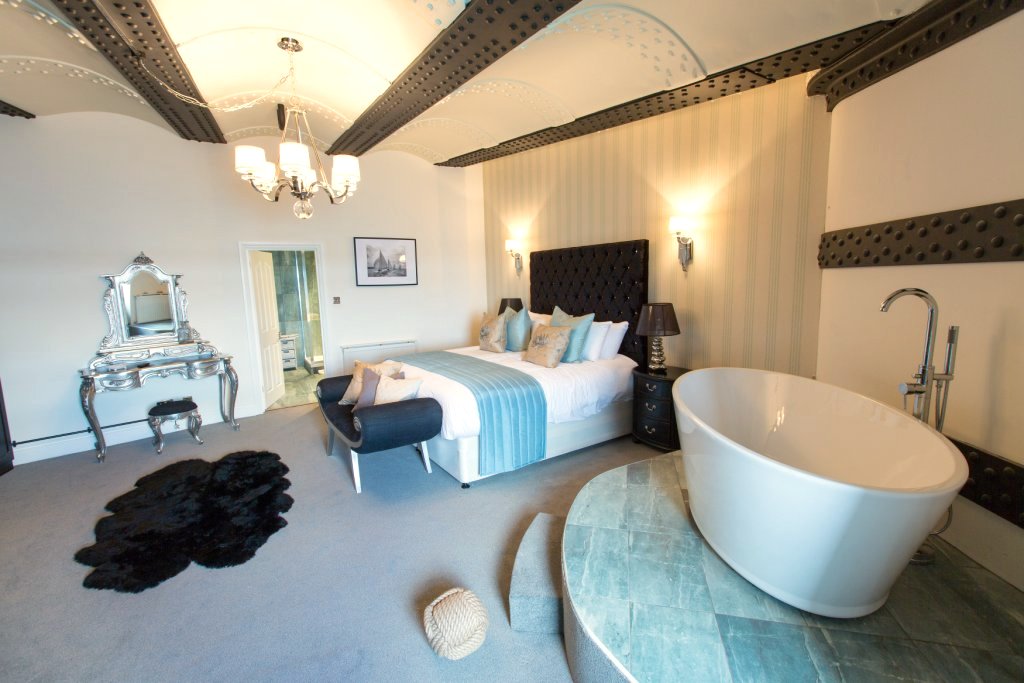 Luxurious hotel room in Central Atrium, ideal for retreats and meetings with stylish bathtub.