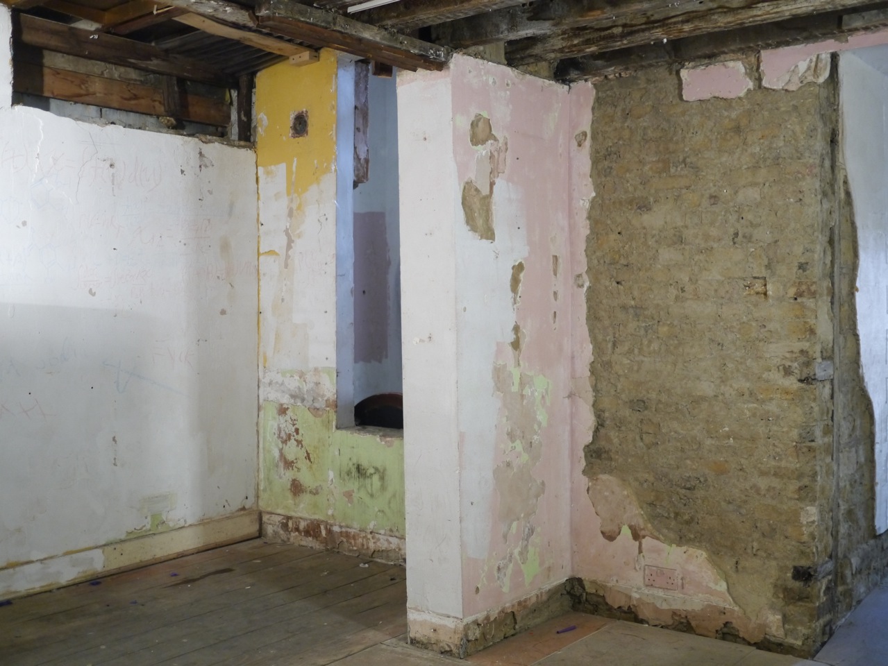 Raw event space with peeling paint, ideal for unique meetings and renovations.