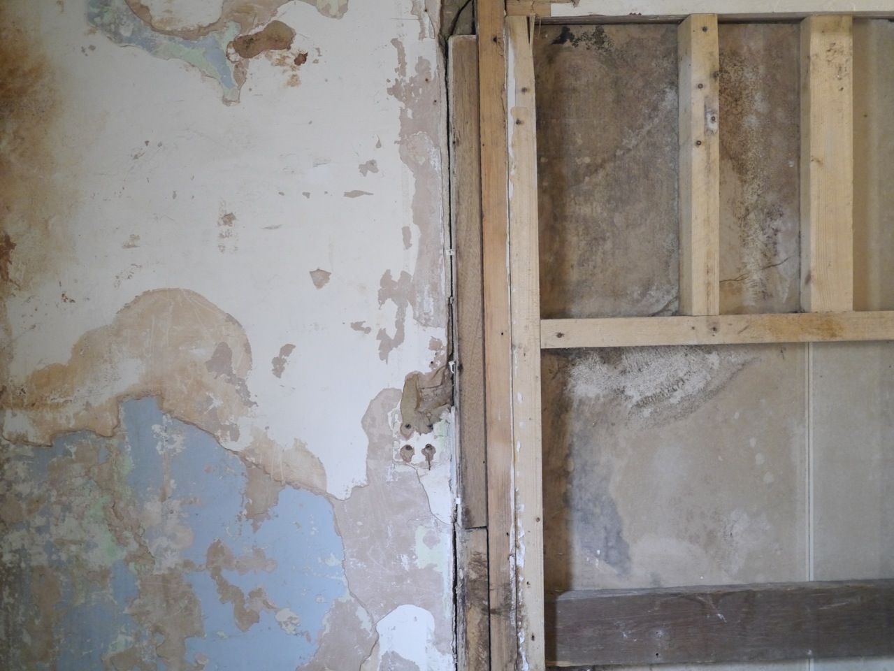 Partially renovated Safehouse 1 with peeling paint, ideal for events and meetings.