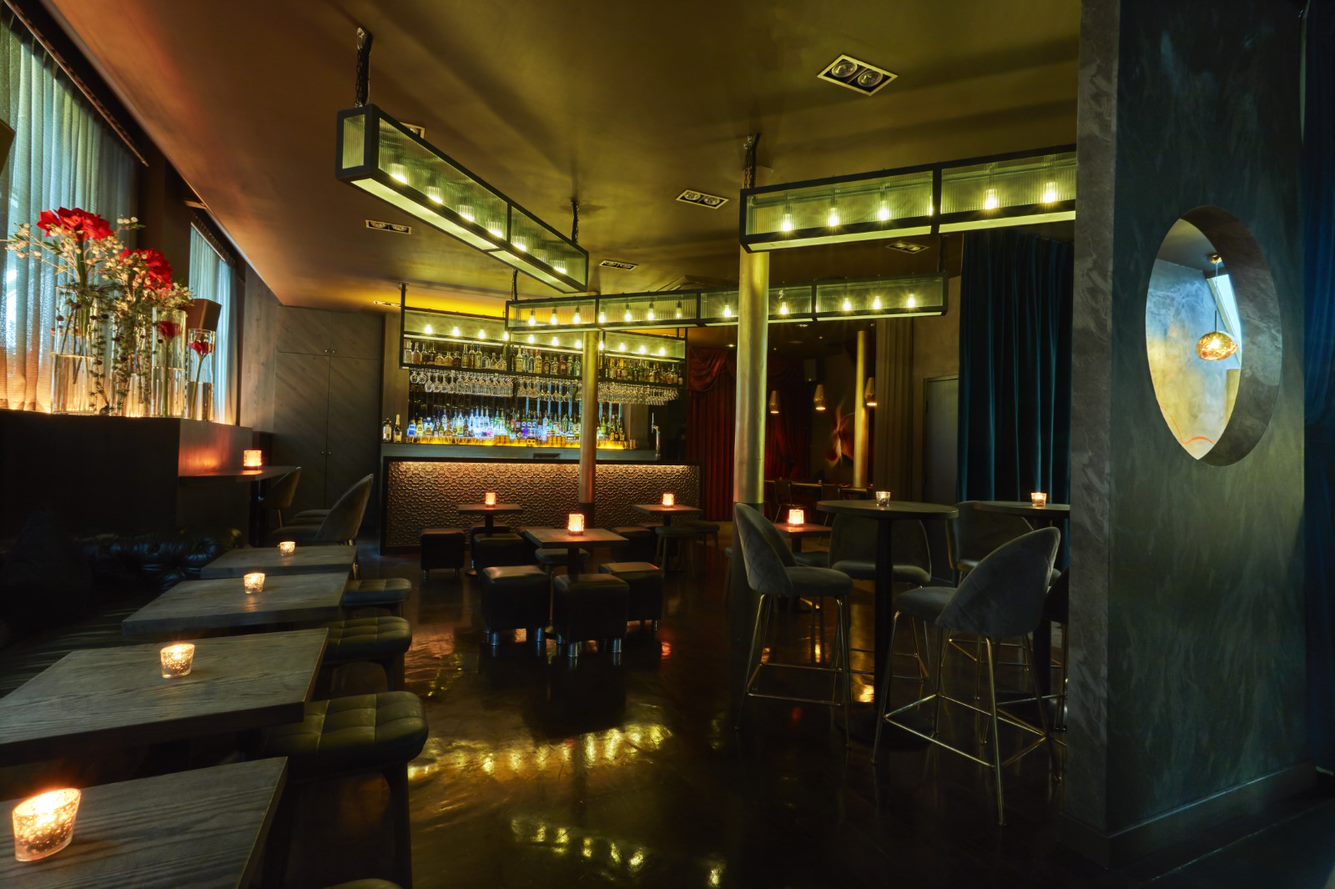 Sophisticated Fire Bar at ICE BAR London, perfect for intimate networking events.