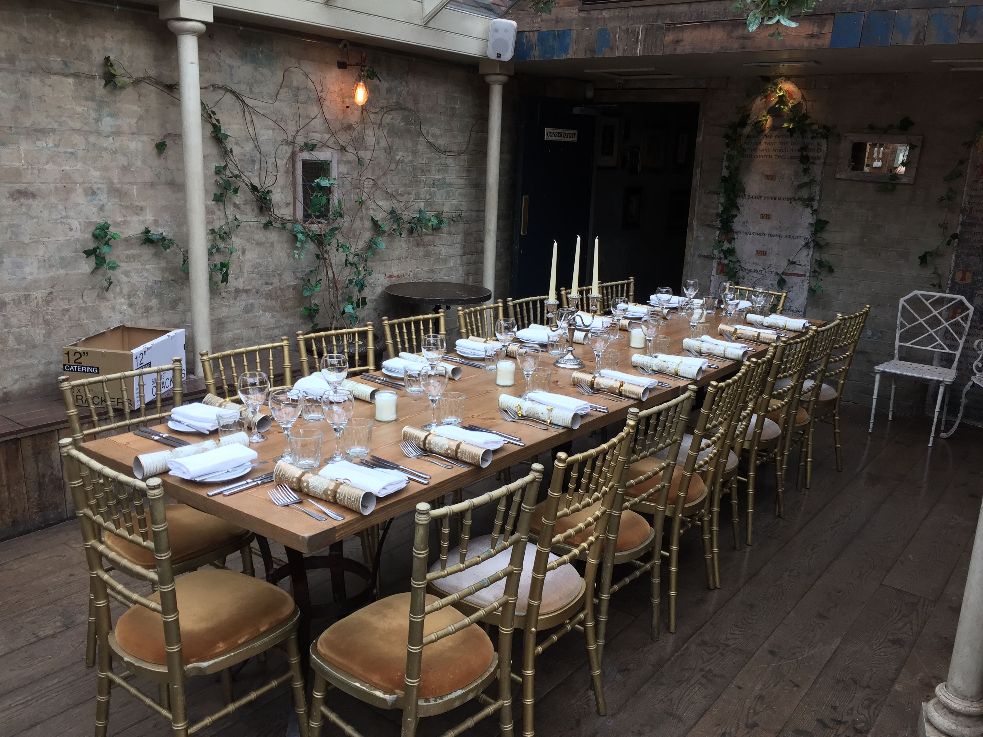 Elegant dining table with gold chiavari chairs for corporate events or intimate gatherings.