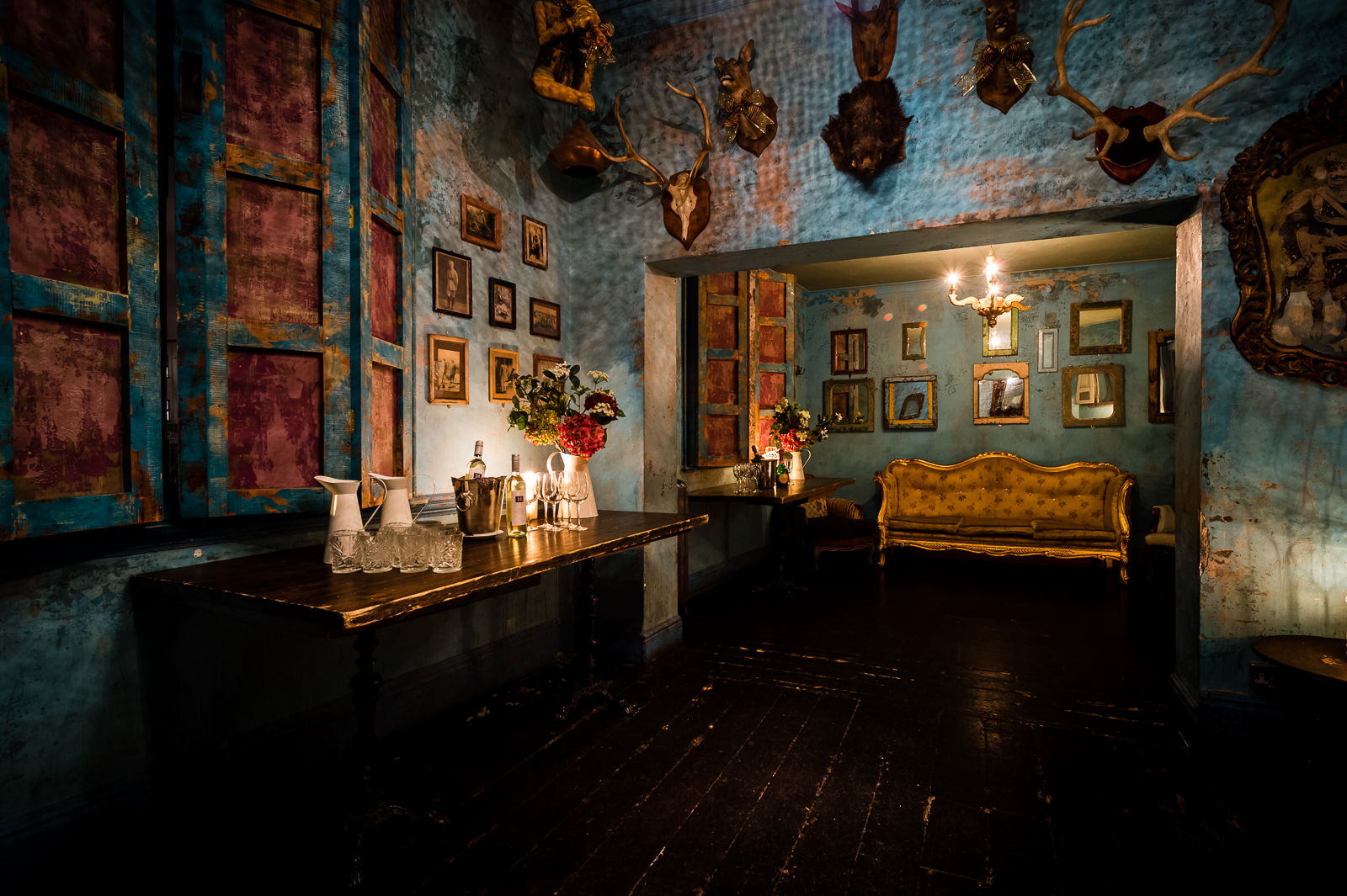 Private dining room with vintage decor, ideal for intimate events and meetings.