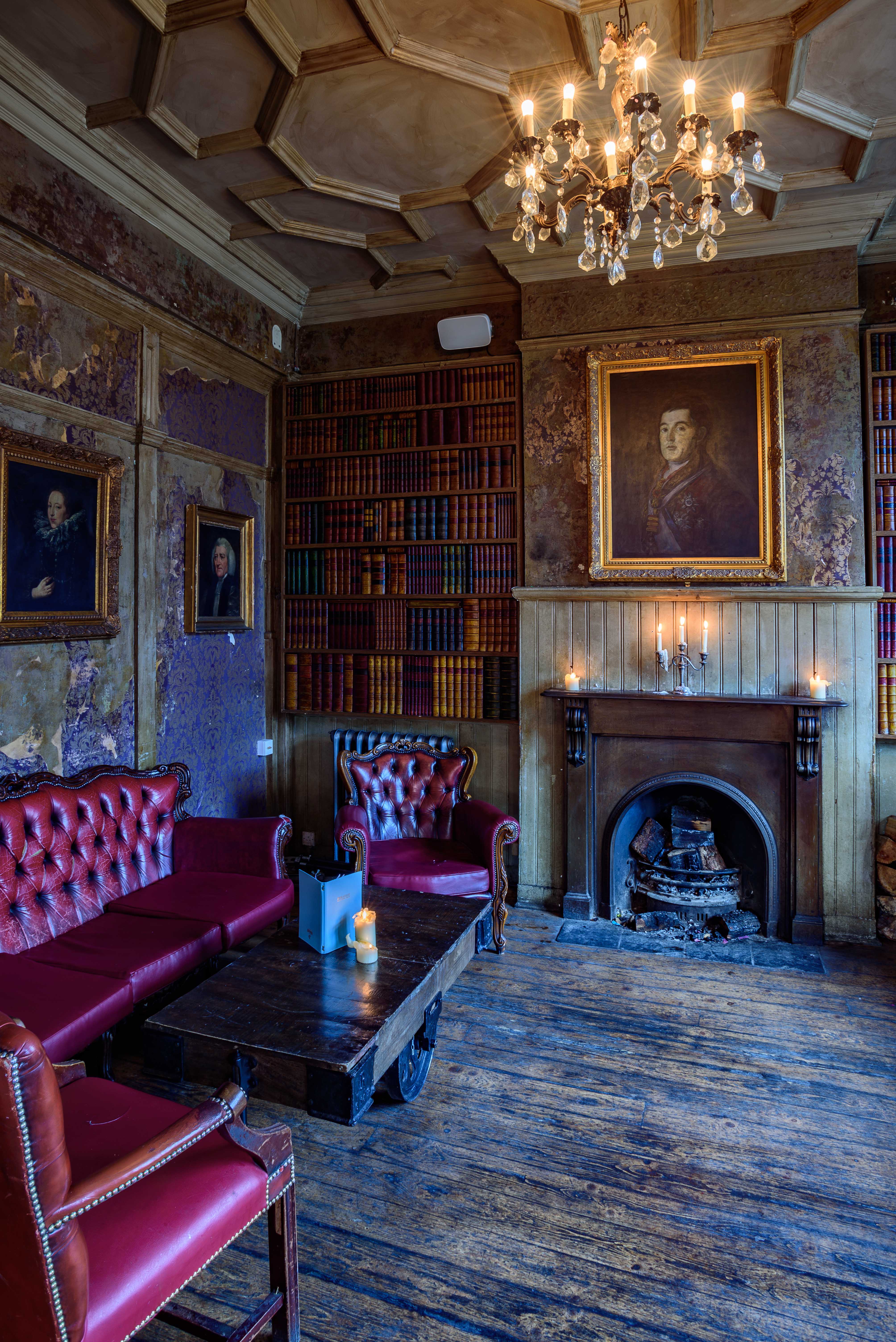 Elegant vintage meeting space with chandelier, ideal for intimate gatherings and events.