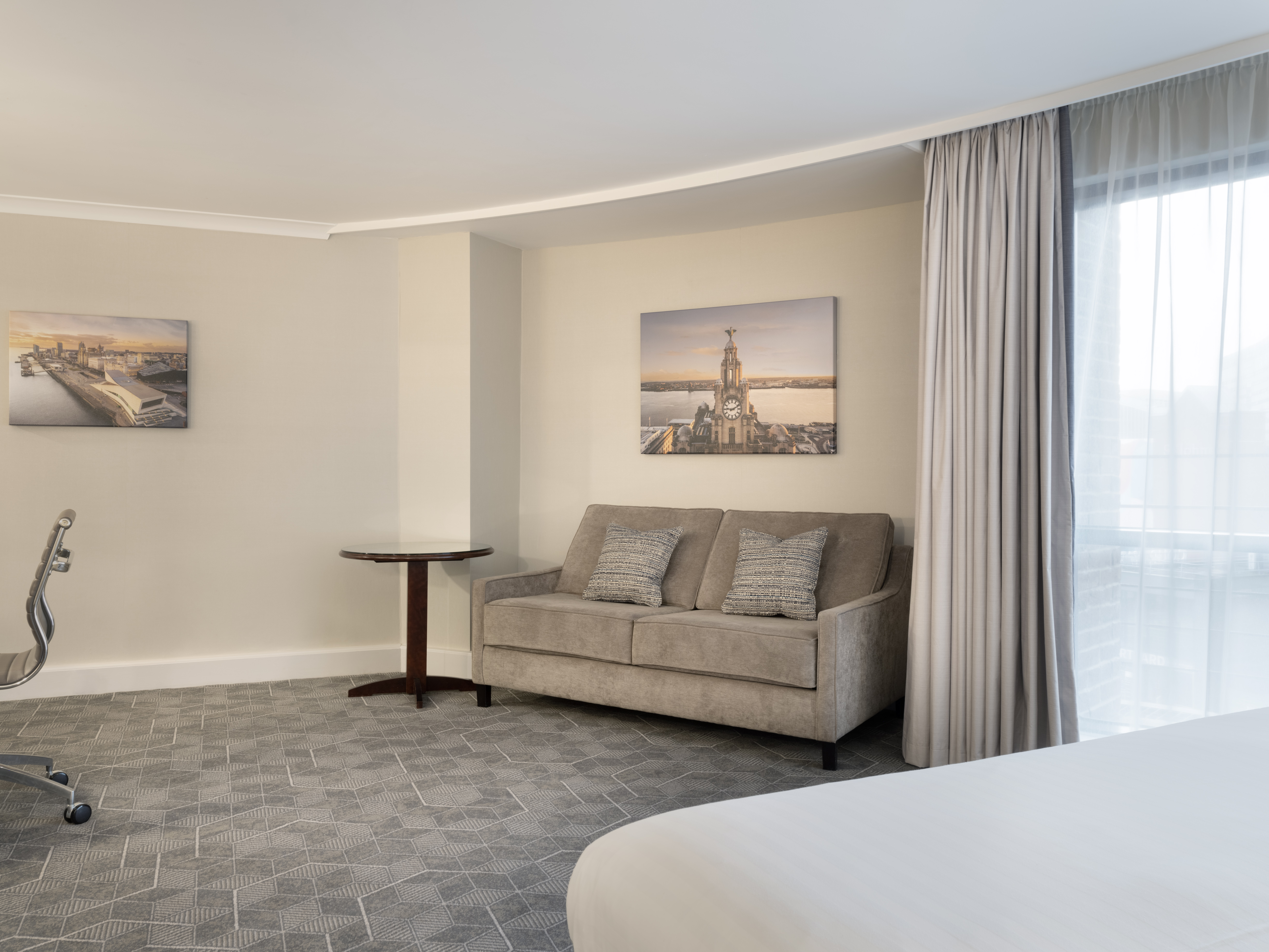 Merchant Suite at Delta Hotels Liverpool, modern room for meetings and networking.