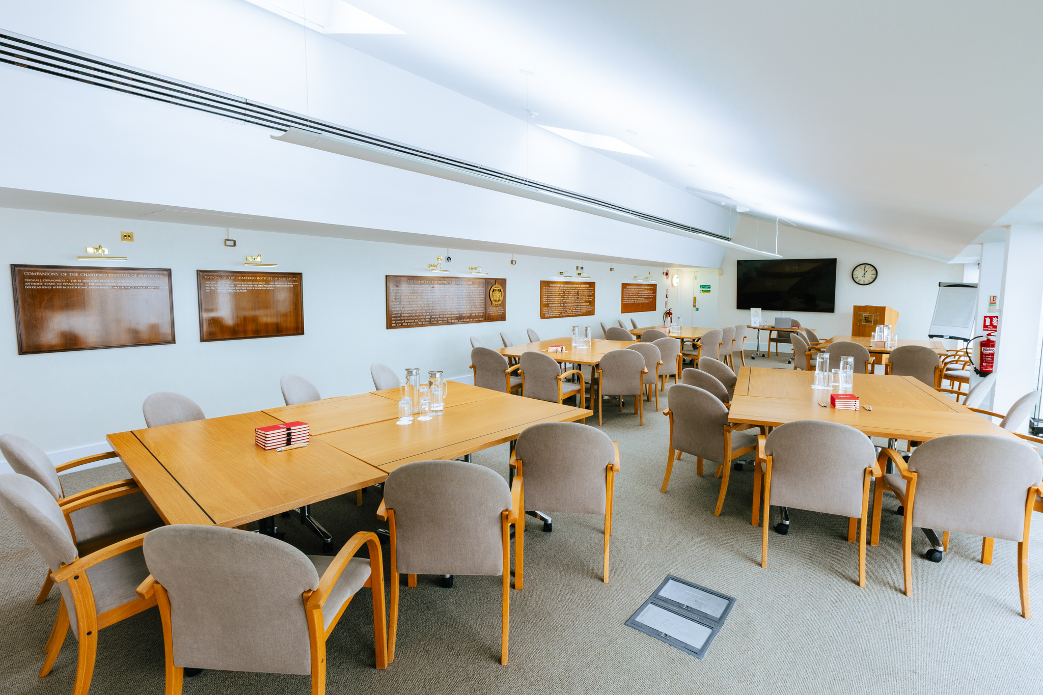 Council Chamber - 4e5u0myjjik.jpg