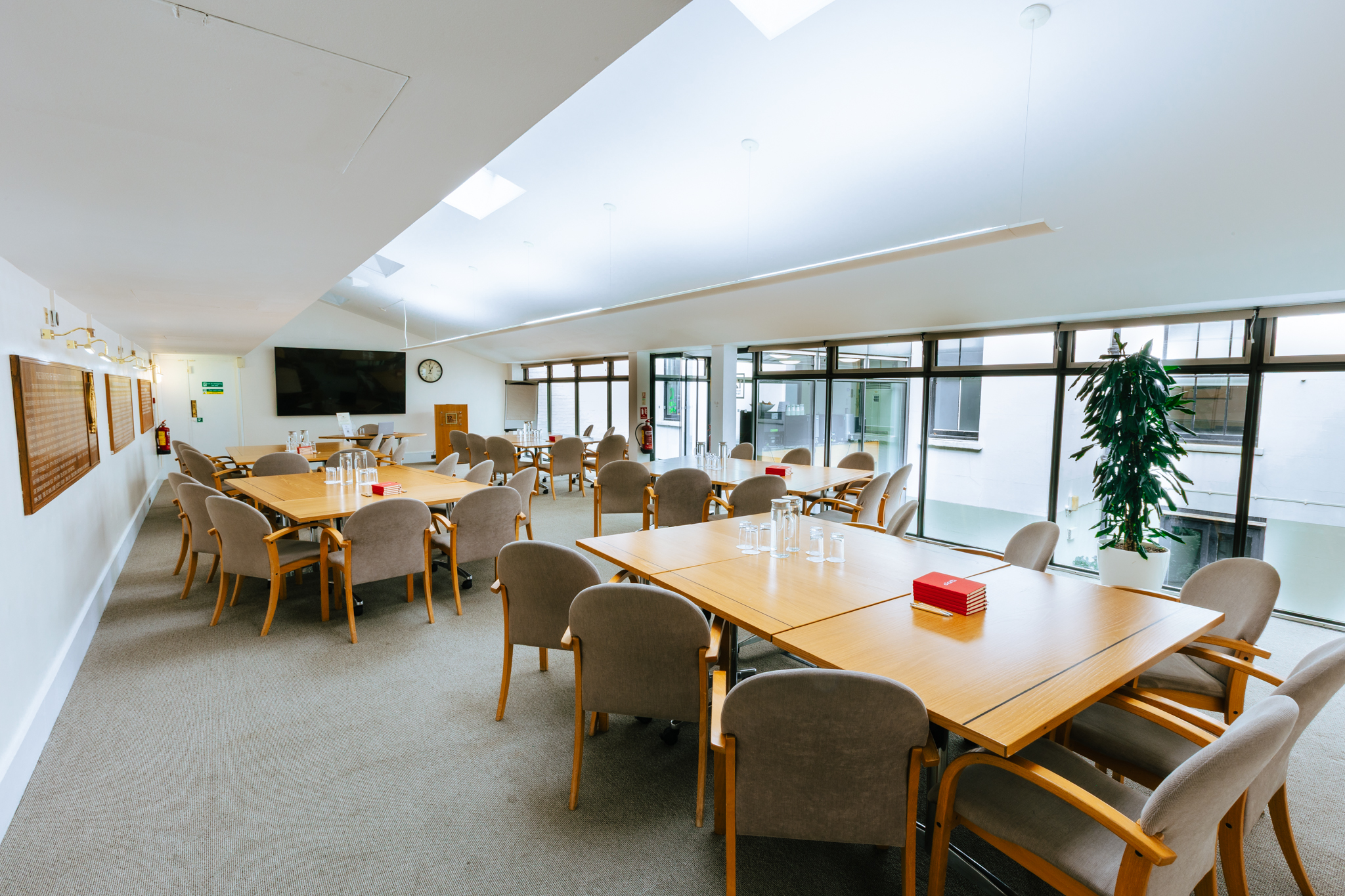 Council Chamber - uobwfomujy4.jpg