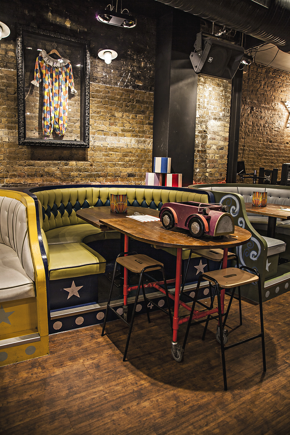 The Main Bar - qa4xtqtgsz2.jpg