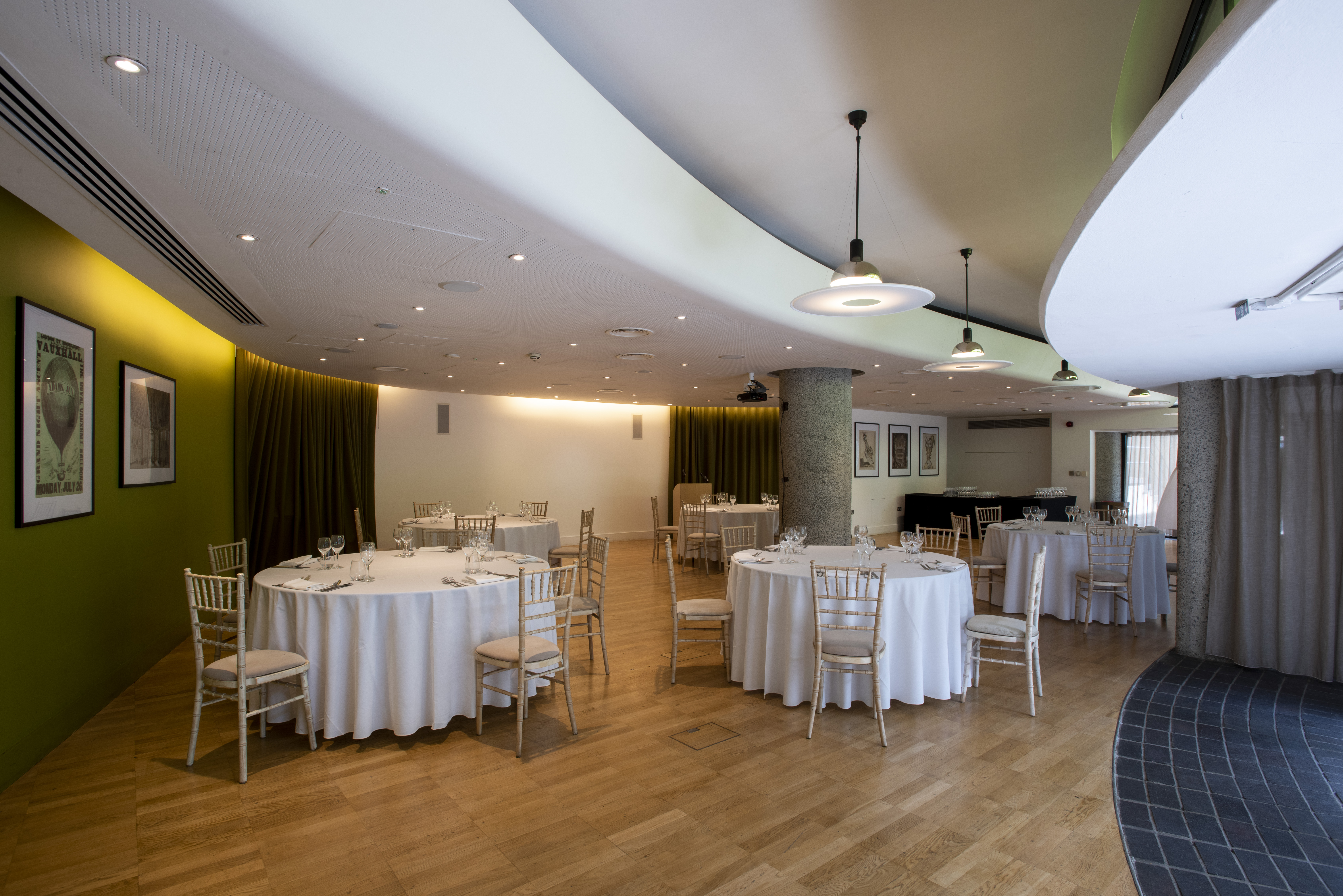 Terrace Gallery in London: elegant event space with round tables for meetings and gatherings.
