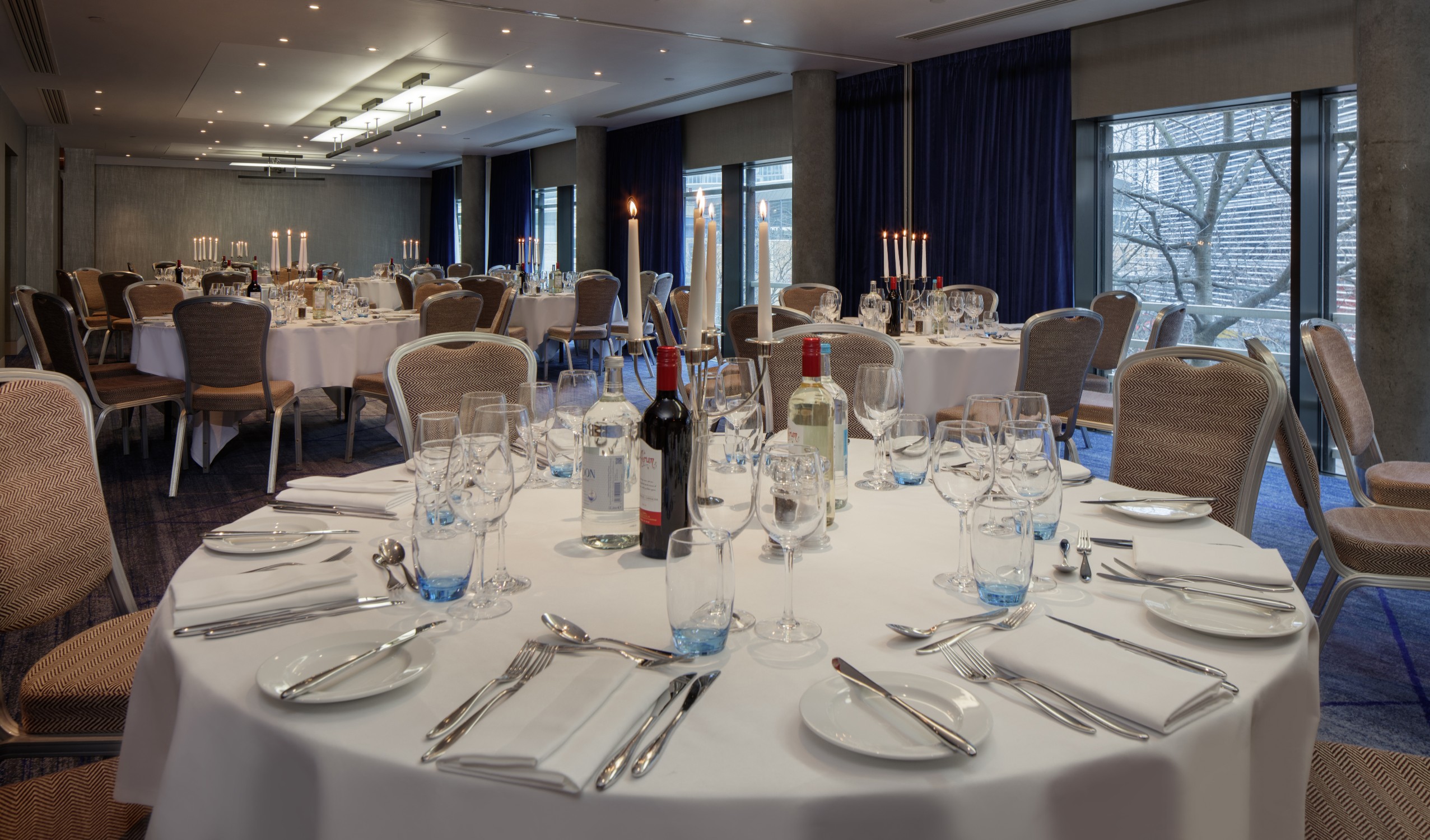 Elegant banquet setup in Hilton London Tower Bridge for corporate events and dinners.