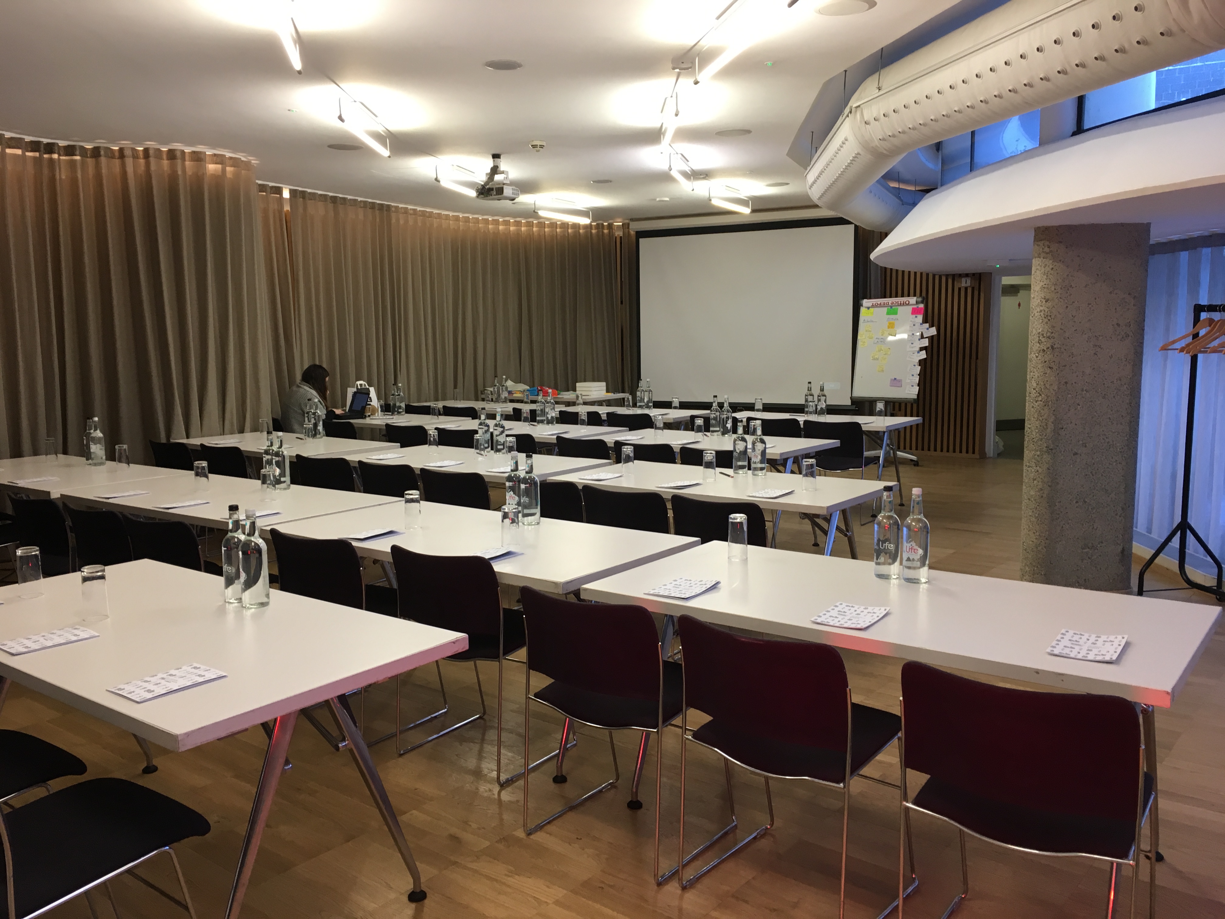 Garden Room in London Museum: organized meeting space with projector for professional events.