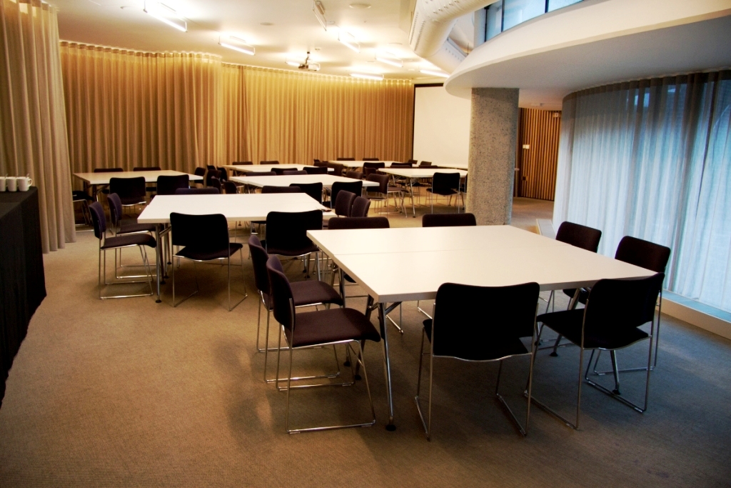 Versatile Garden Room at London Museum Spaces, ideal for meetings and presentations.