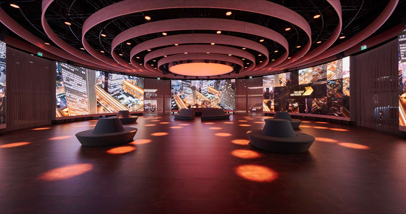 Modern circular event space with dynamic displays, ideal for presentations and networking.