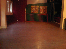 Versatile Salon Theatre with warm colors, ideal for workshops and receptions.