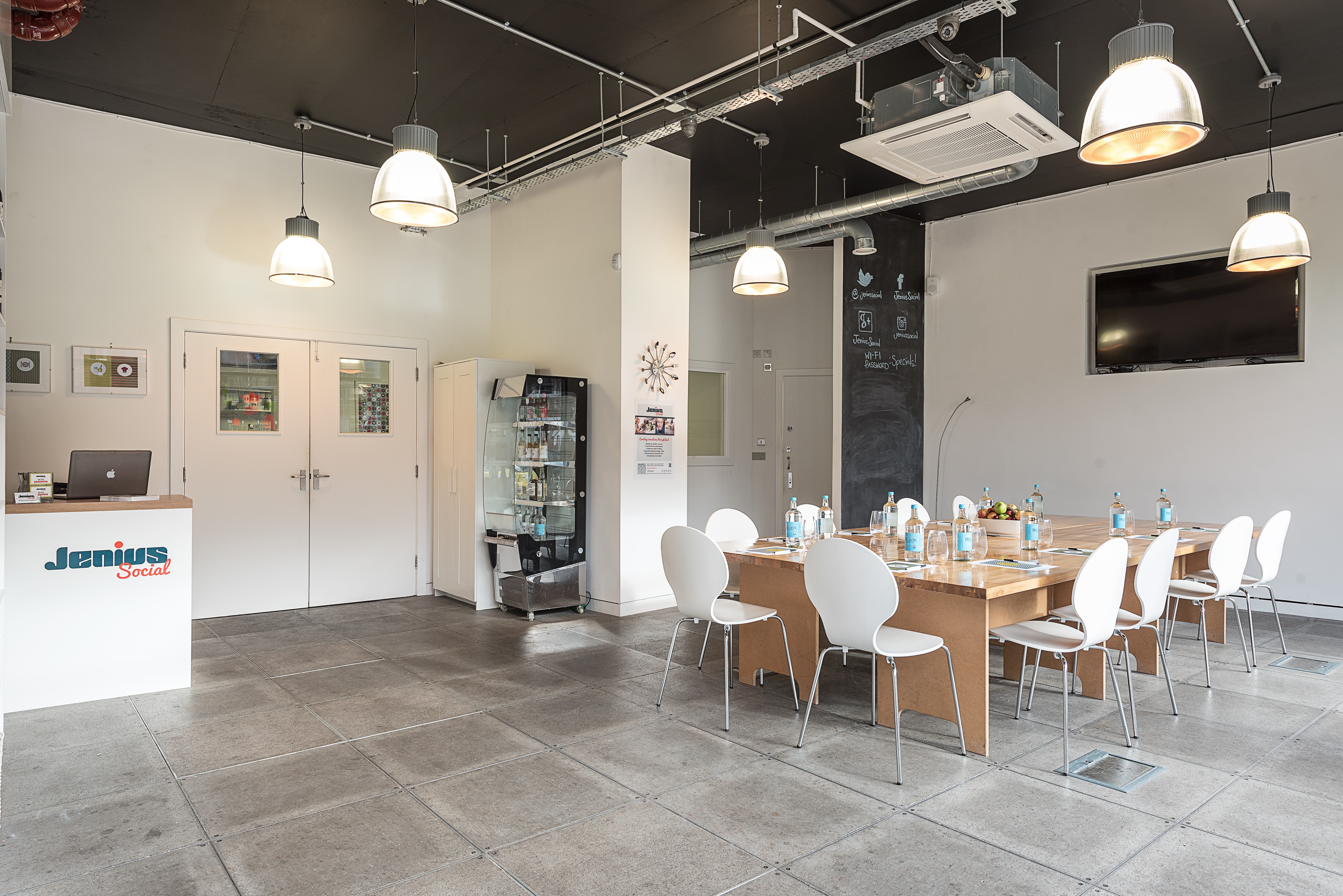 Modern meeting space with wooden table, ideal for workshops and presentations.