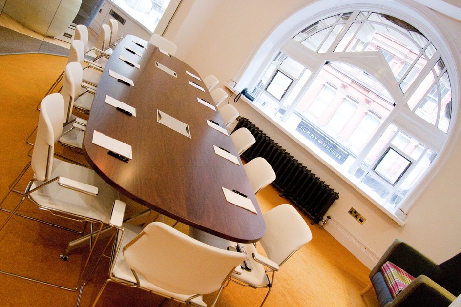 Modern meeting room with oval table, ideal for brainstorming and strategic planning.