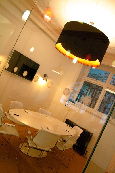 Modern meeting room with round table, ideal for collaborative brainstorming sessions.