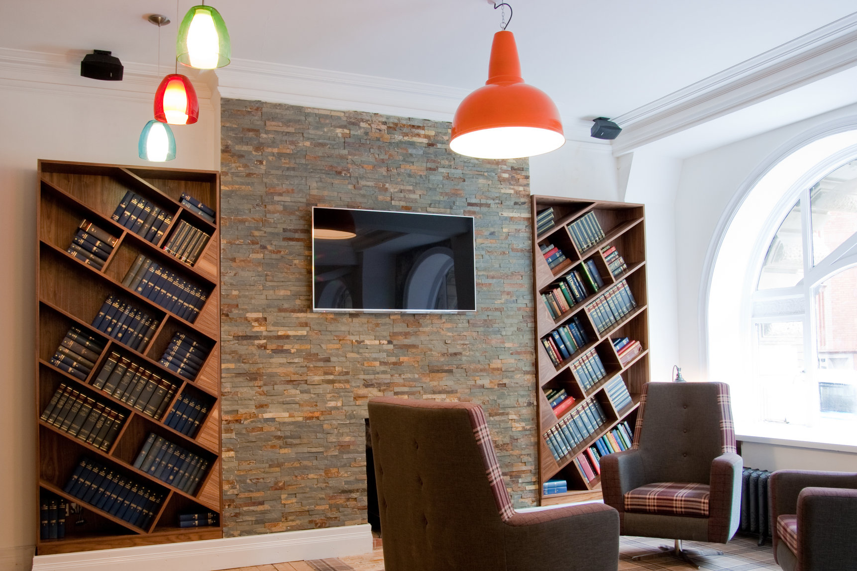 Stylish business lounge with modern decor, ideal for meetings and brainstorming sessions.