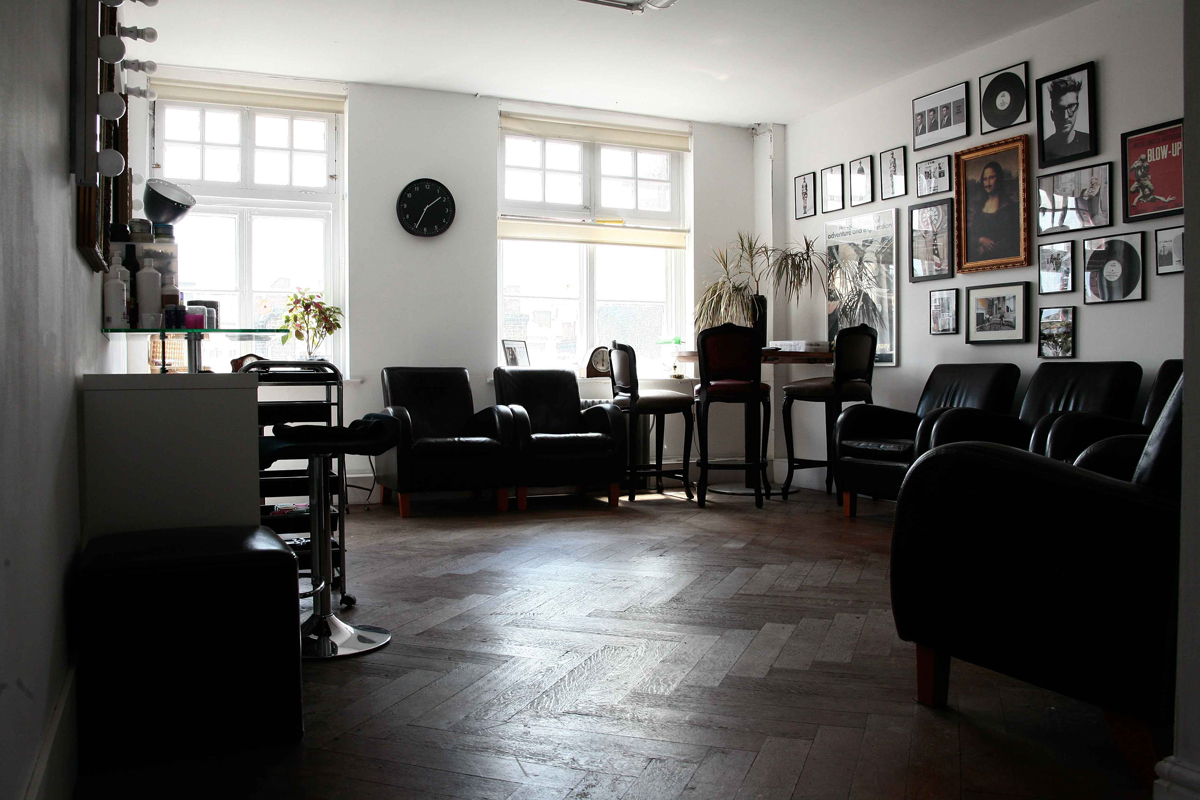 Stylish meeting space with leather chairs at The Factory Studio, ideal for creative gatherings.