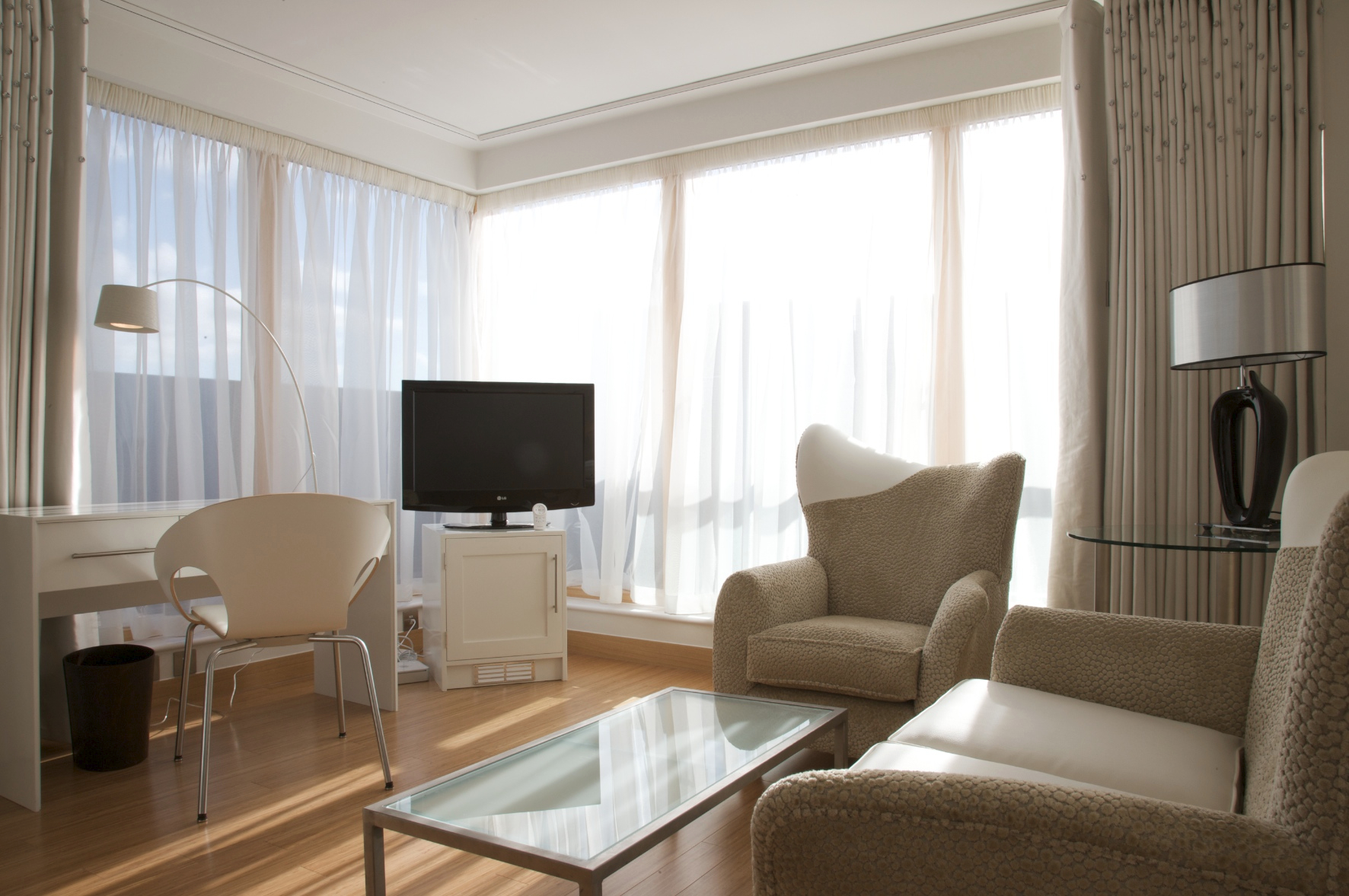 Lily Loft Suite: modern meeting space with natural light for creative brainstorming sessions.