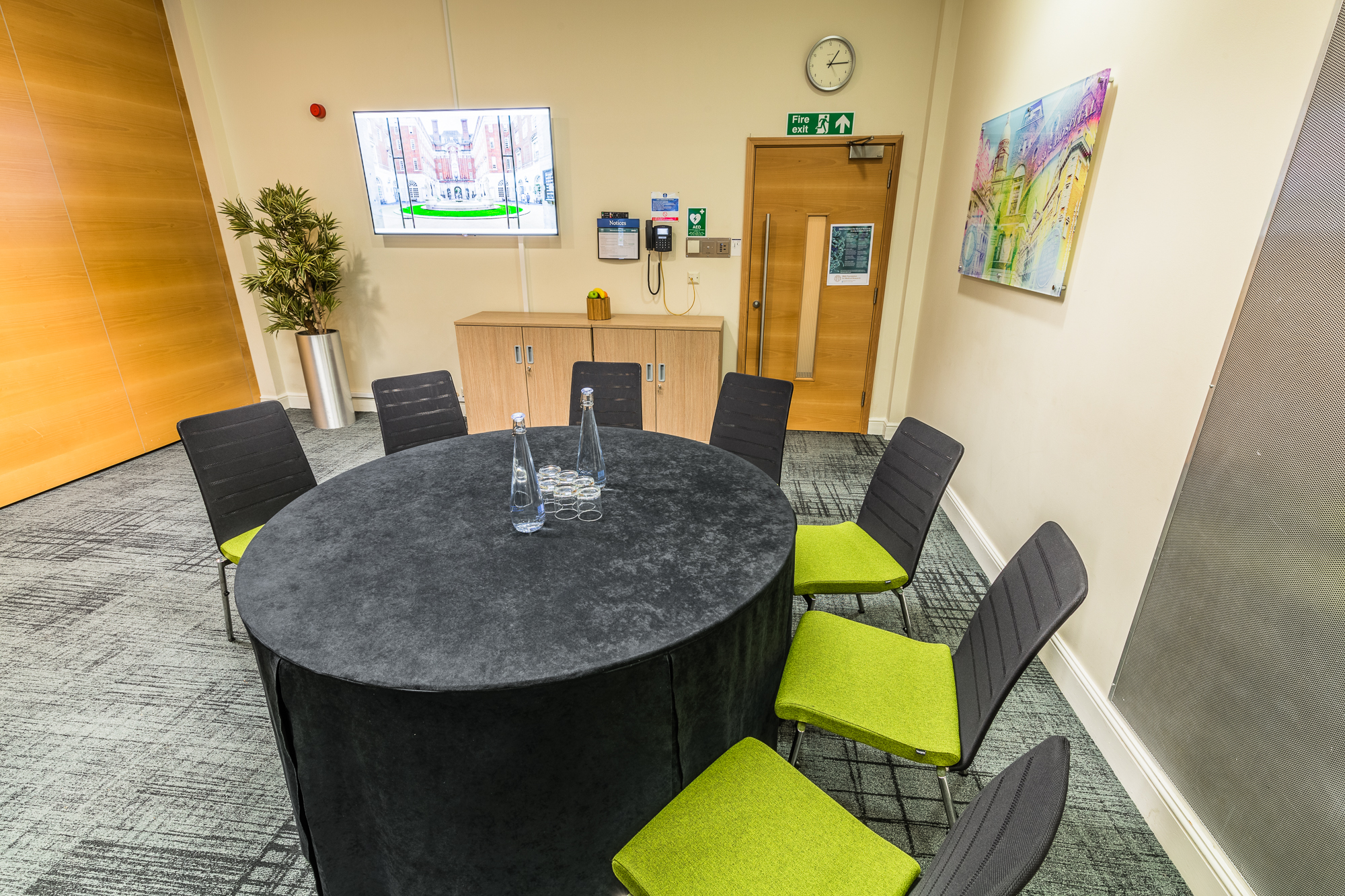 Lister Room in BMA House: round table, green chairs, ideal for meetings and presentations.