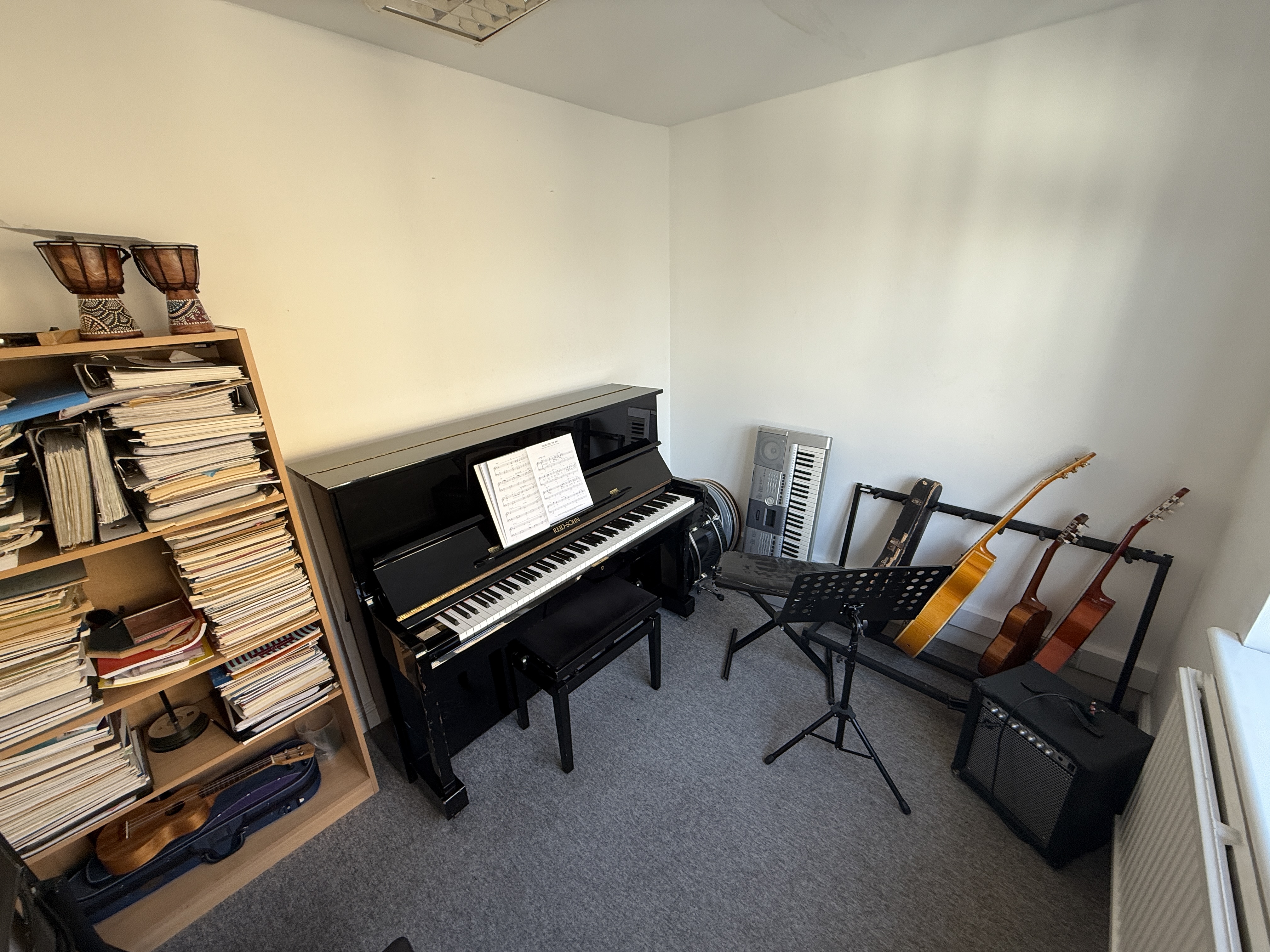 Cozy music room in artsHouse for workshops and live performances.