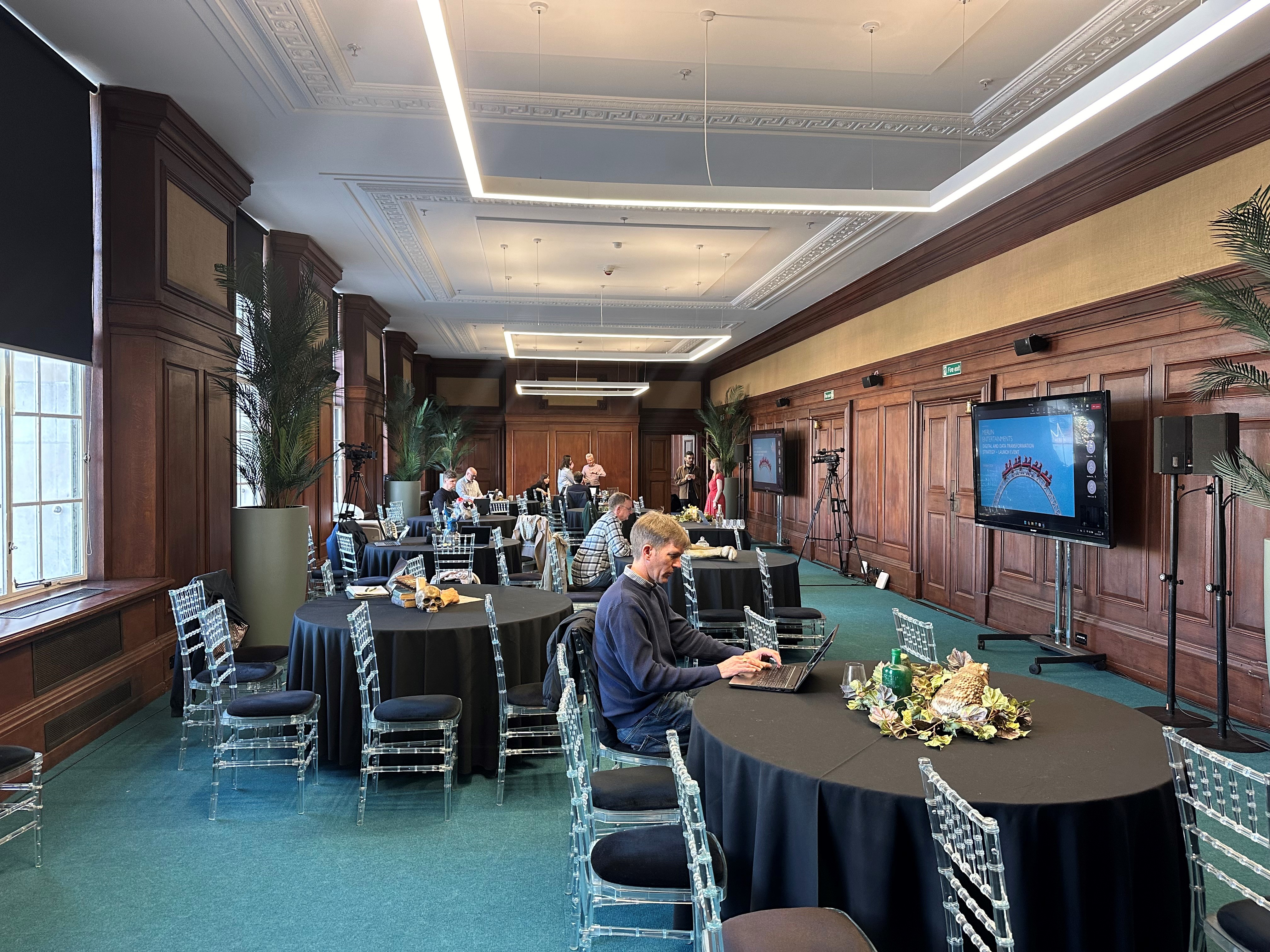 Ballroom event, formal seating, AV screens, conference, banquet