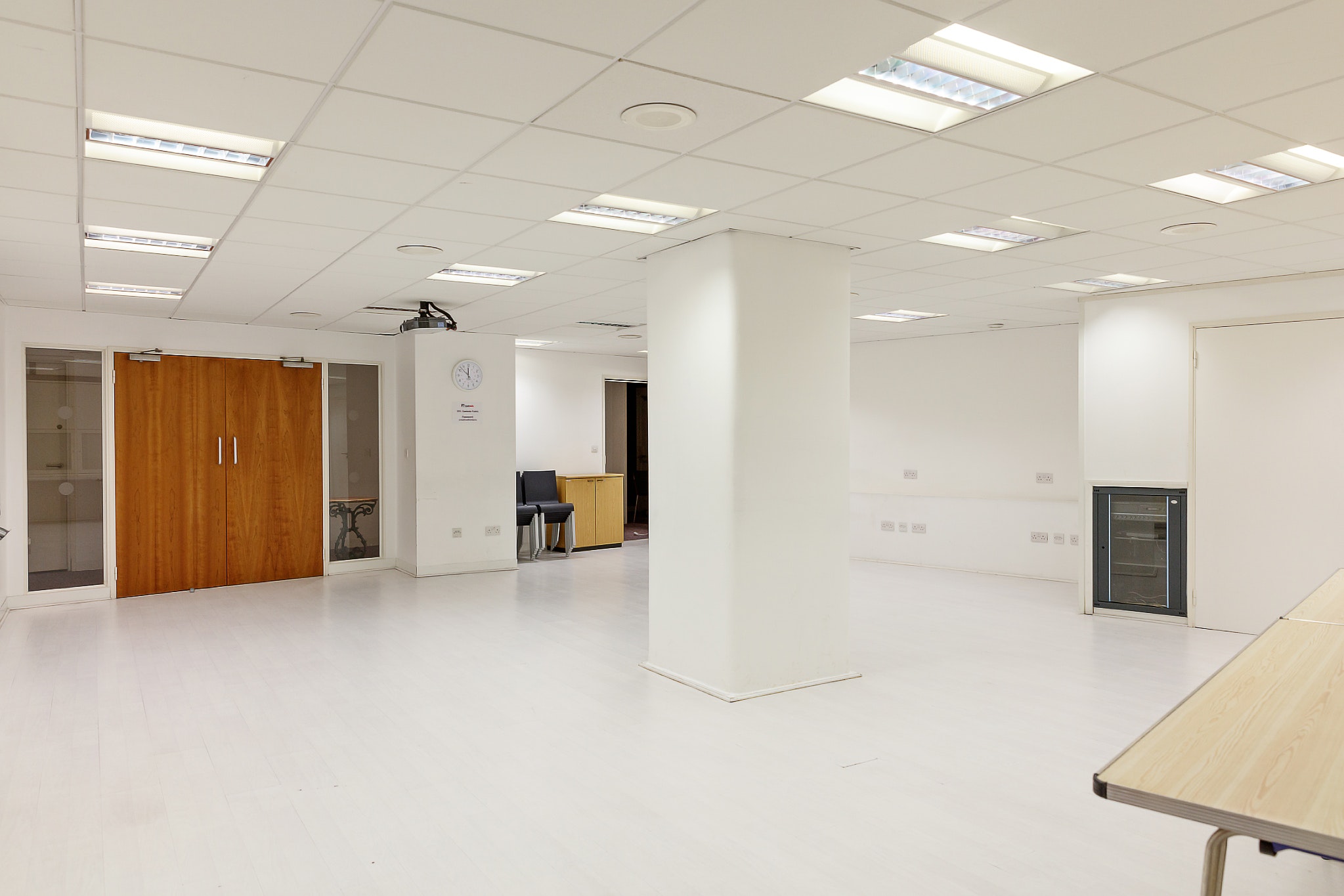 Versatile Eastside Shoreditch studio with projector for workshops and presentations.