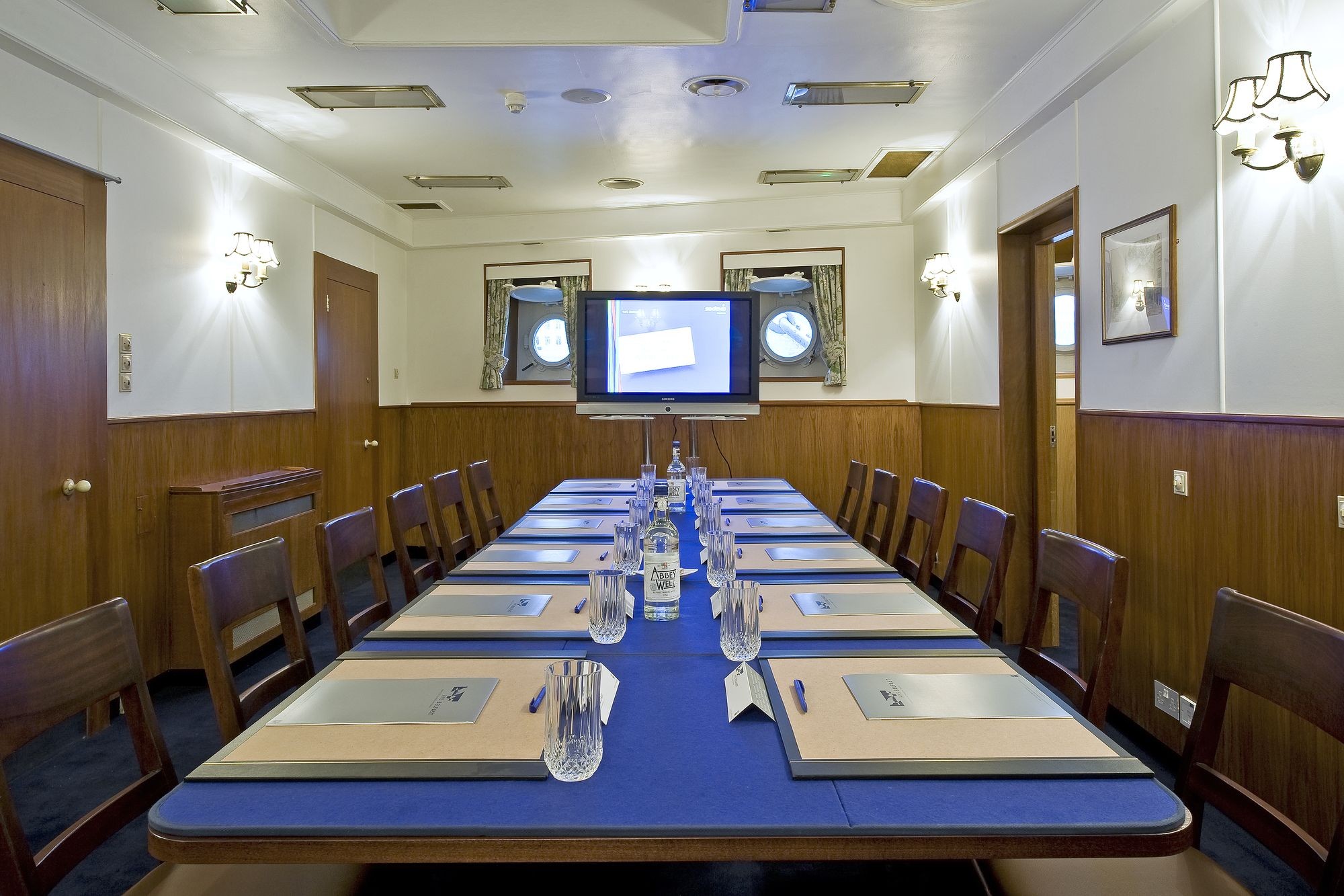 Admiral's Quarters - 0uzedtjtkfl.jpg