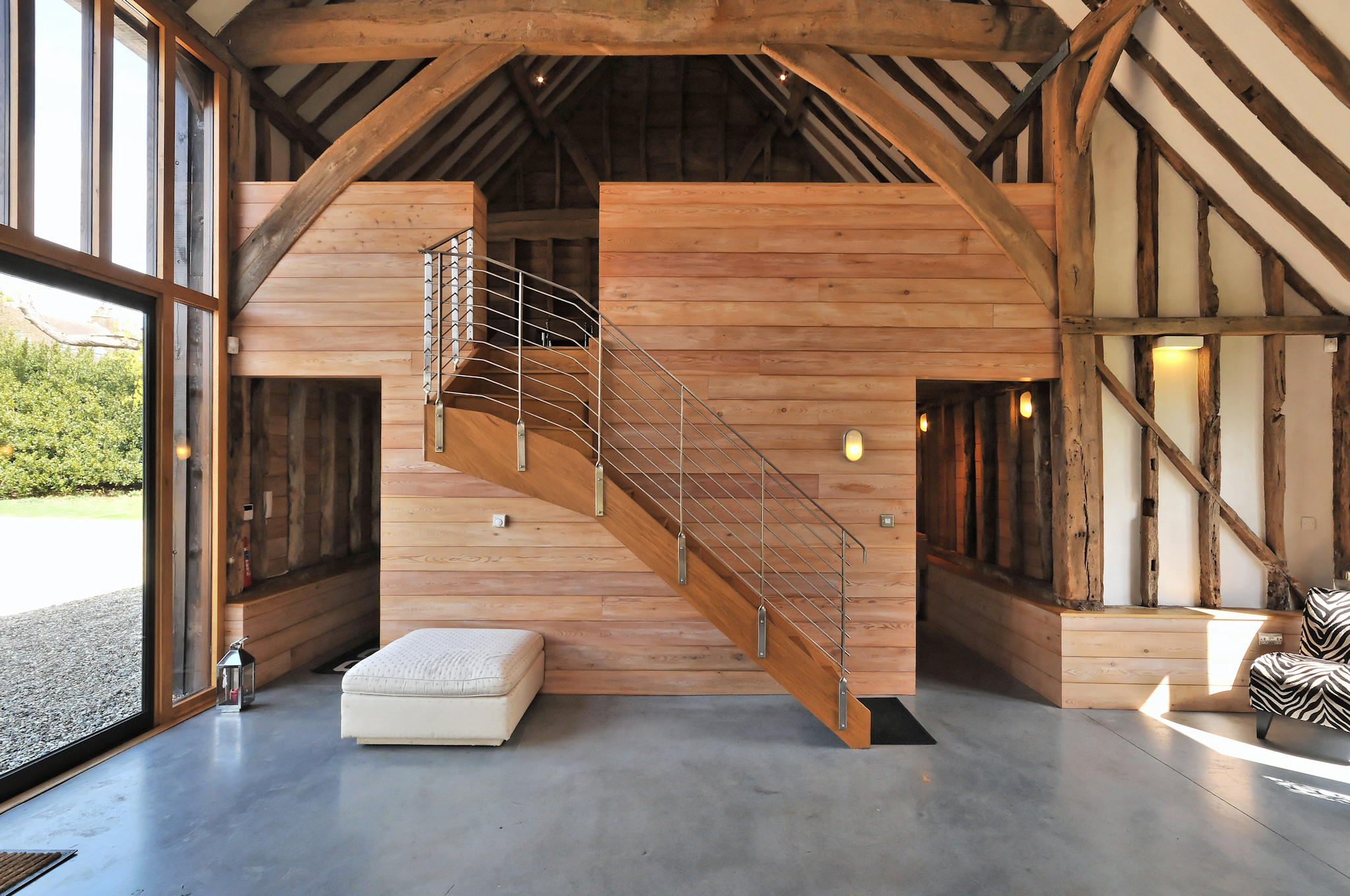 Modern rustic barn venue with wooden beams, ideal for events and meetings.