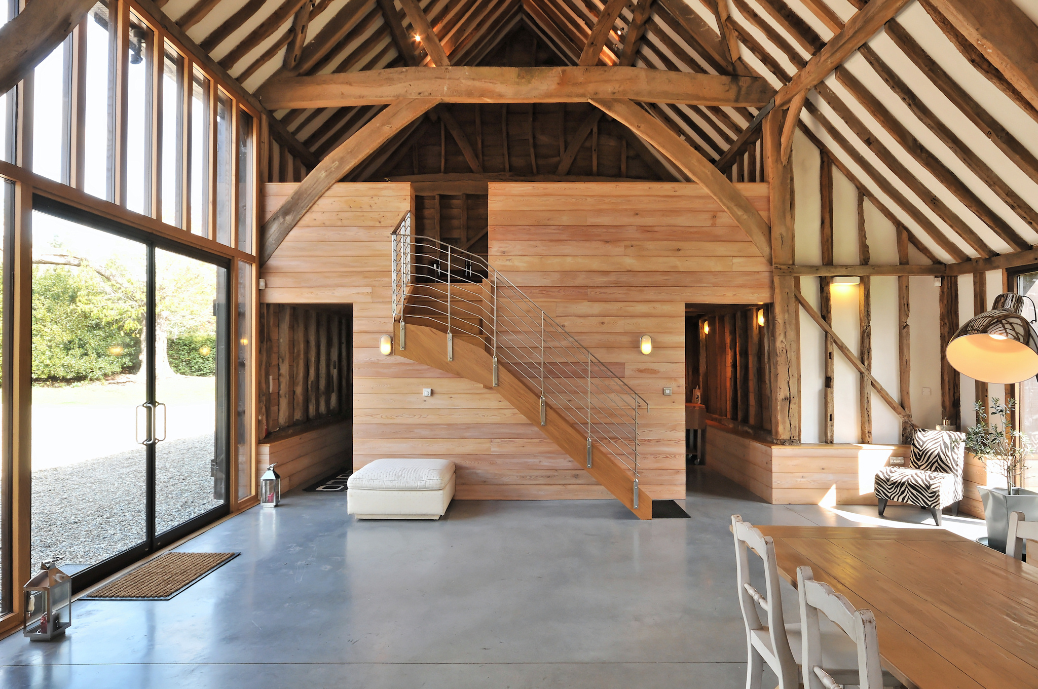 Modern barn venue with high beams, ideal for creative meetings and social events.