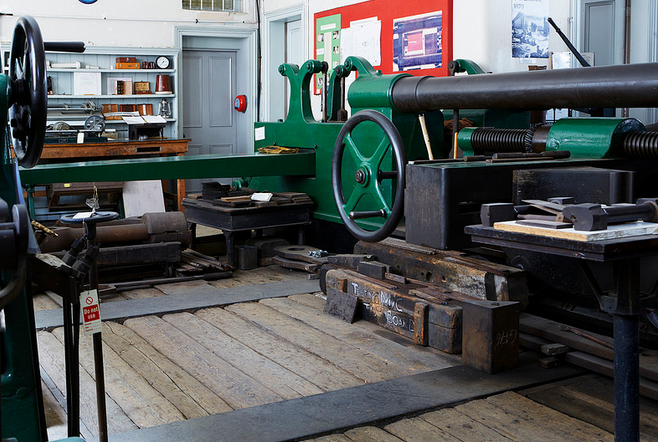 Vintage workshop with large machinery, ideal for team-building events and creative workshops.