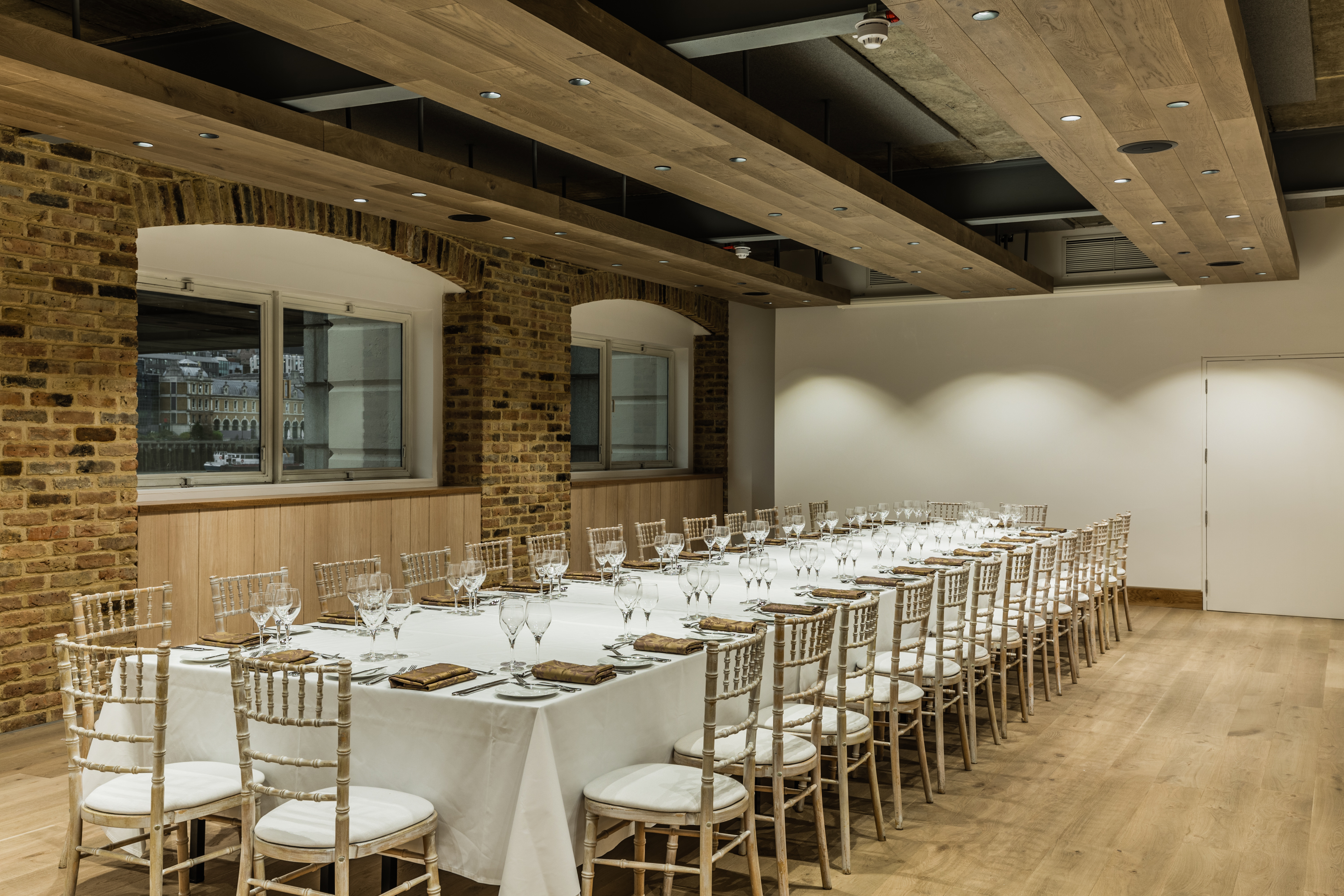 Elegant dining table in The Bridge Room, Glaziers Hall for corporate dinners and gatherings.