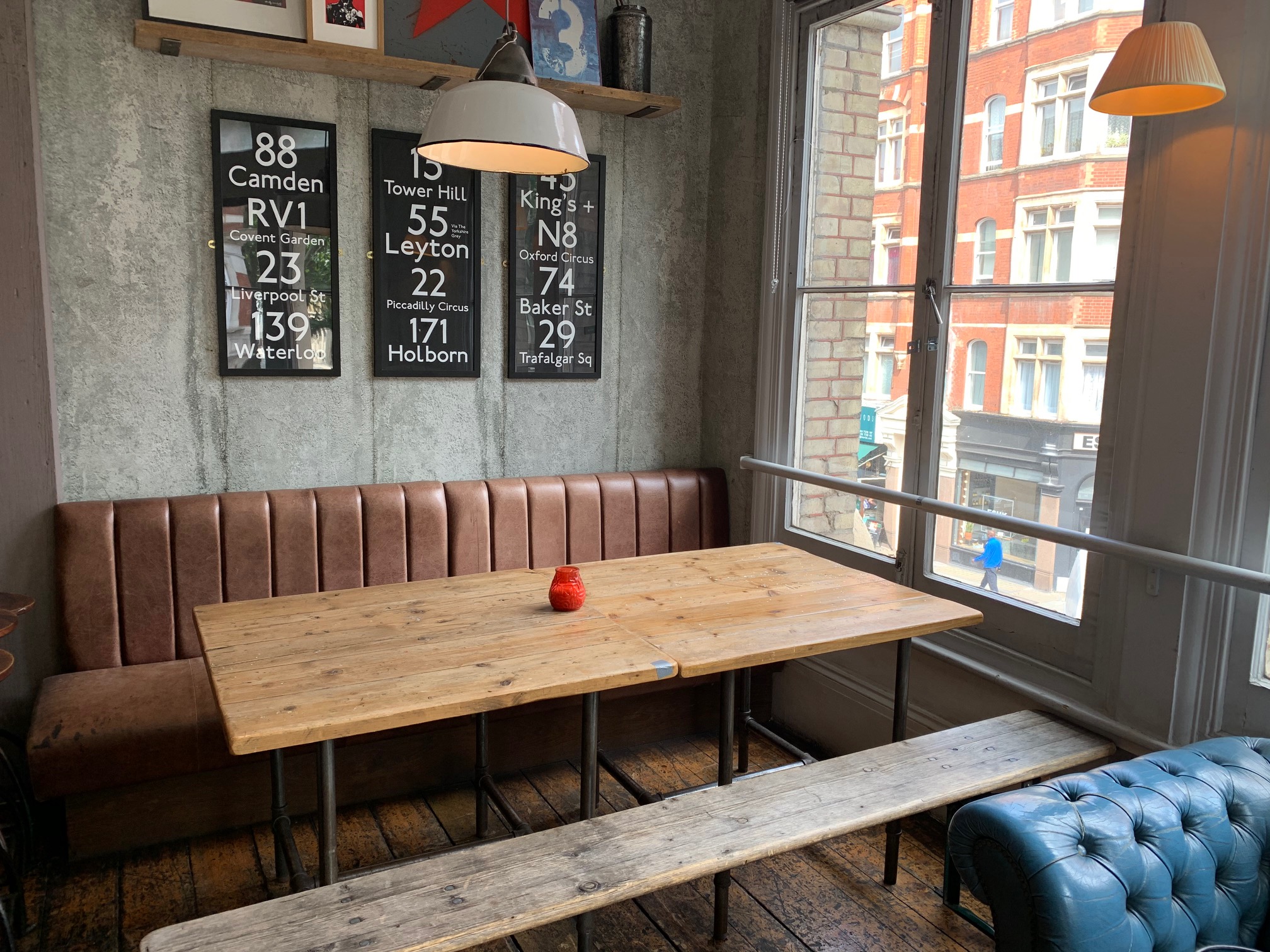 Cozy meeting room with rustic table, ideal for intimate gatherings and brainstorming sessions.