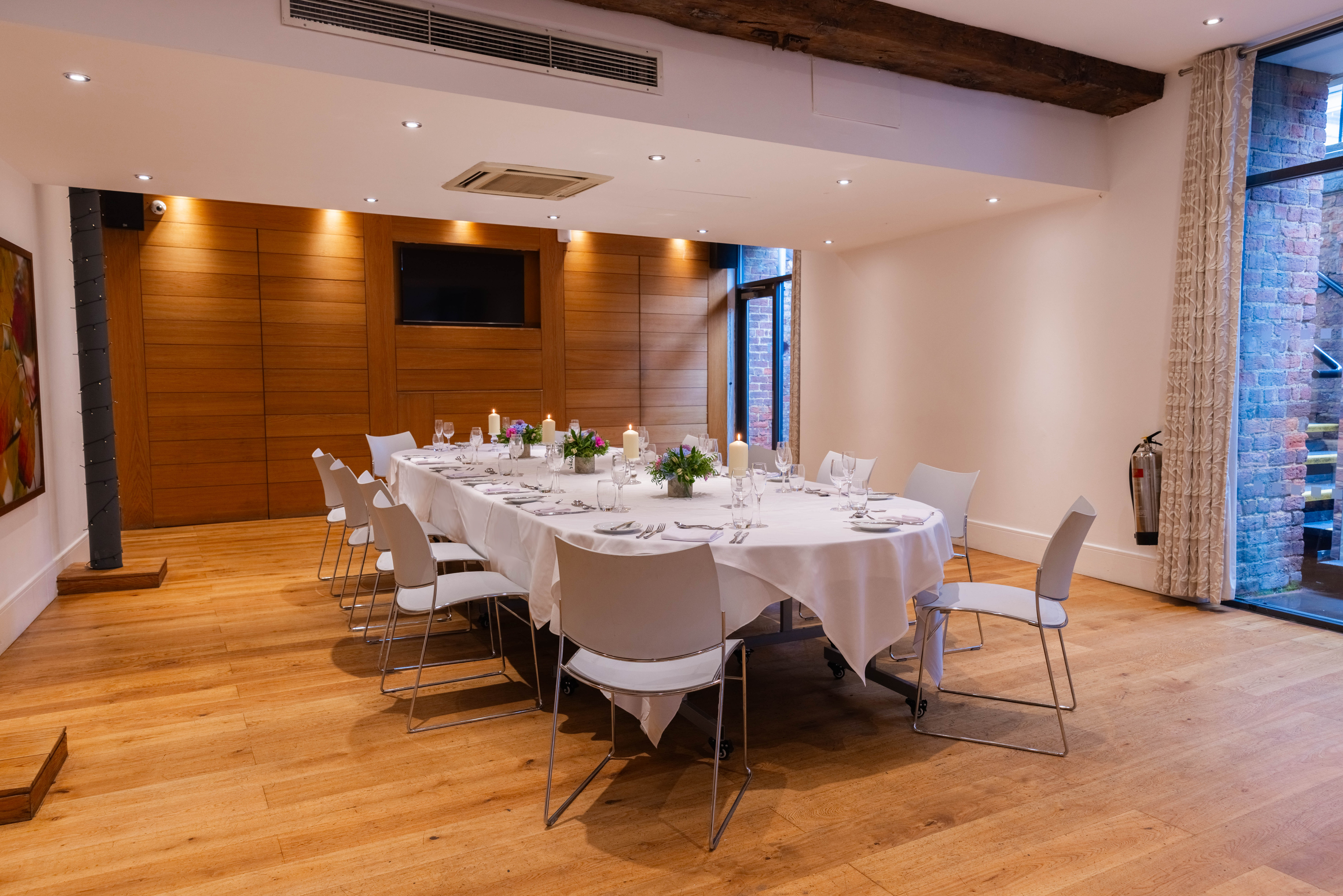 Elegant meeting room with round table, perfect for workshops and corporate events.